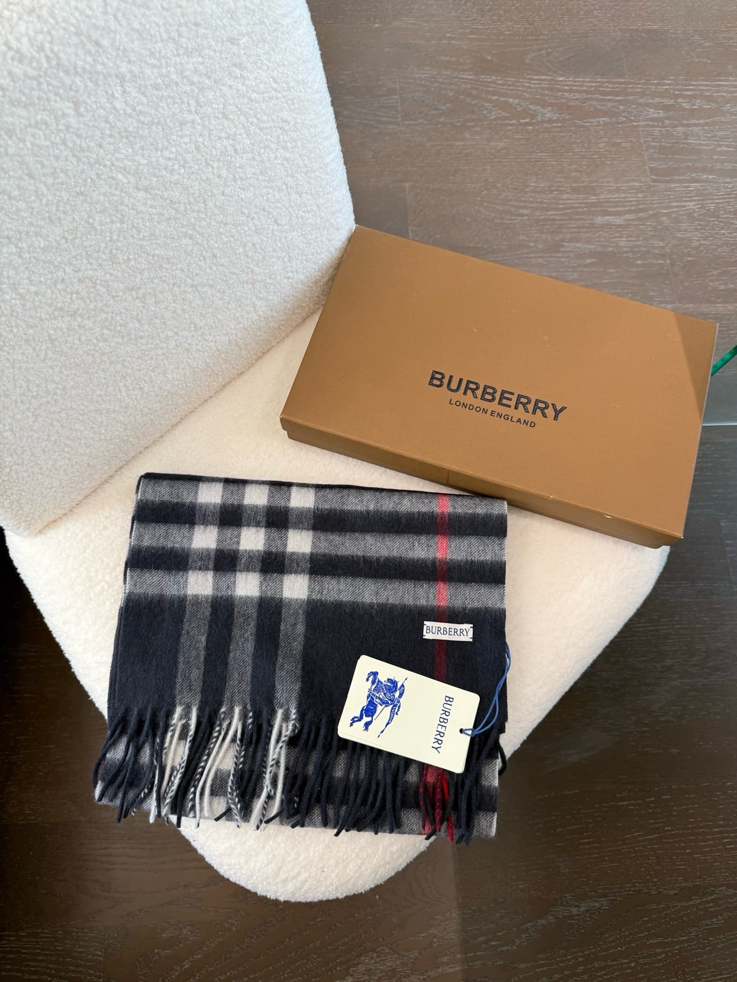 C30640 The latest version from the boutique store (with new labels and blue lines). This is a top-rated Burberry cashmere pattern scarf‼️ It’s in its best condition, and the boutique has already replaced the labels with new ones👍 It’s truly a classic amon — image 4