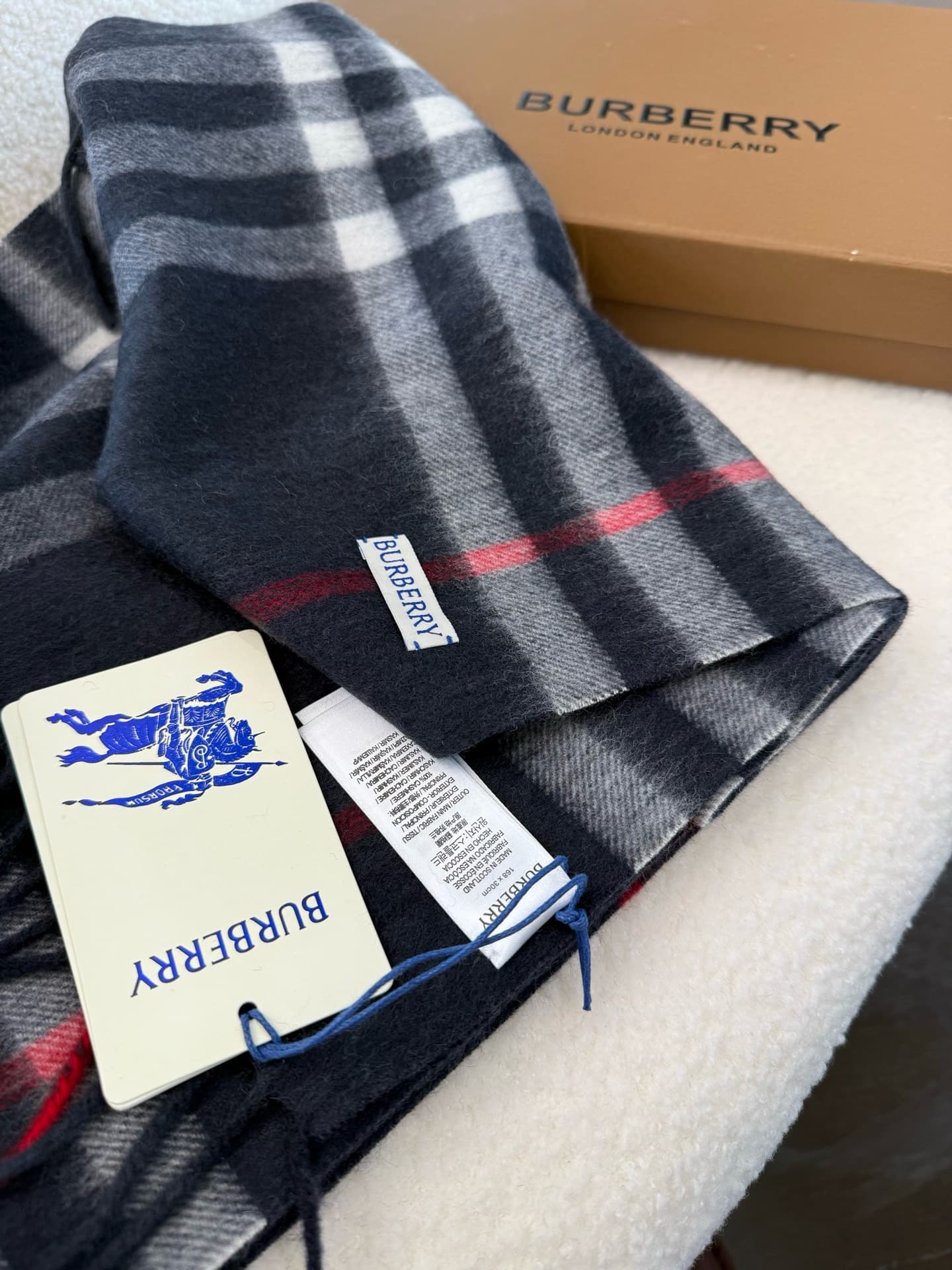 C30640 The latest version from the boutique store (with new labels and blue lines). This is a top-rated Burberry cashmere pattern scarf‼️ It’s in its best condition, and the boutique has already replaced the labels with new ones👍 It’s truly a classic amon — image 5