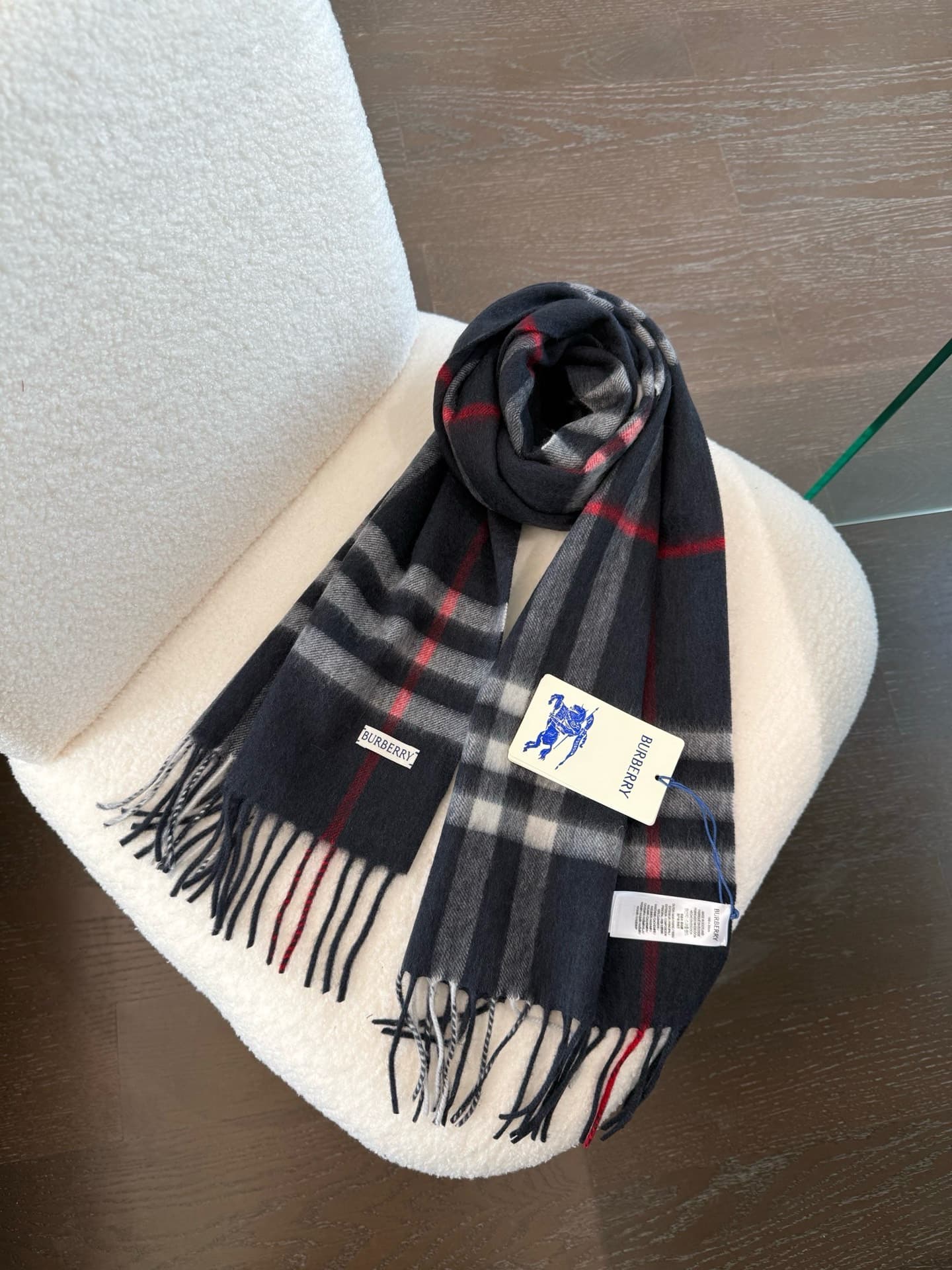 C30640 The latest version from the boutique store (with new labels and blue lines). This is a top-rated Burberry cashmere pattern scarf‼️ It’s in its best condition, and the boutique has already replaced the labels with new ones👍 It’s truly a classic amon — image 8
