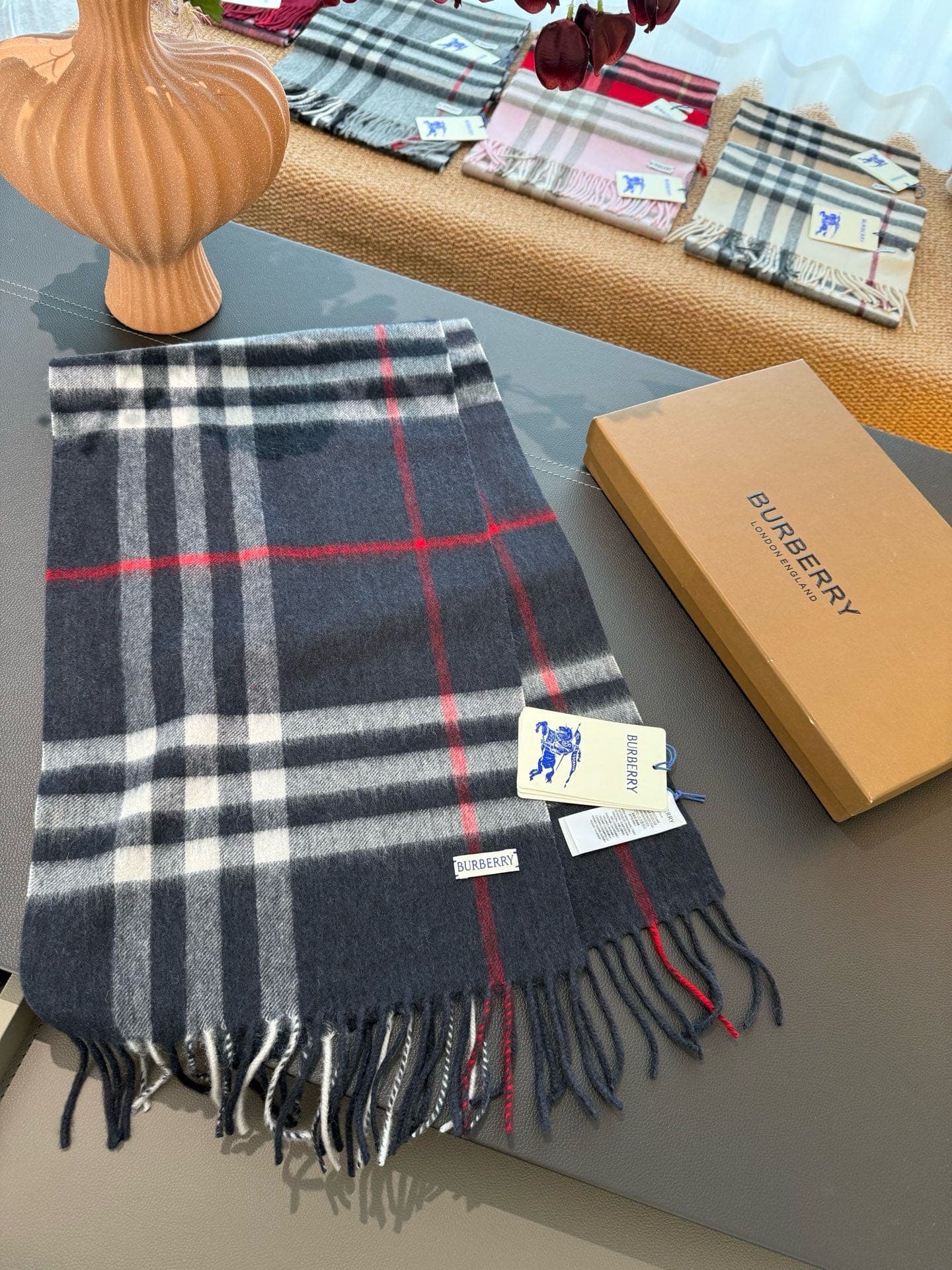C30640 The latest version from the boutique store (with new labels and blue lines). This is a top-rated Burberry cashmere pattern scarf‼️ It’s in its best condition, and the boutique has already replaced the labels with new ones👍 It’s truly a classic amon — image 7
