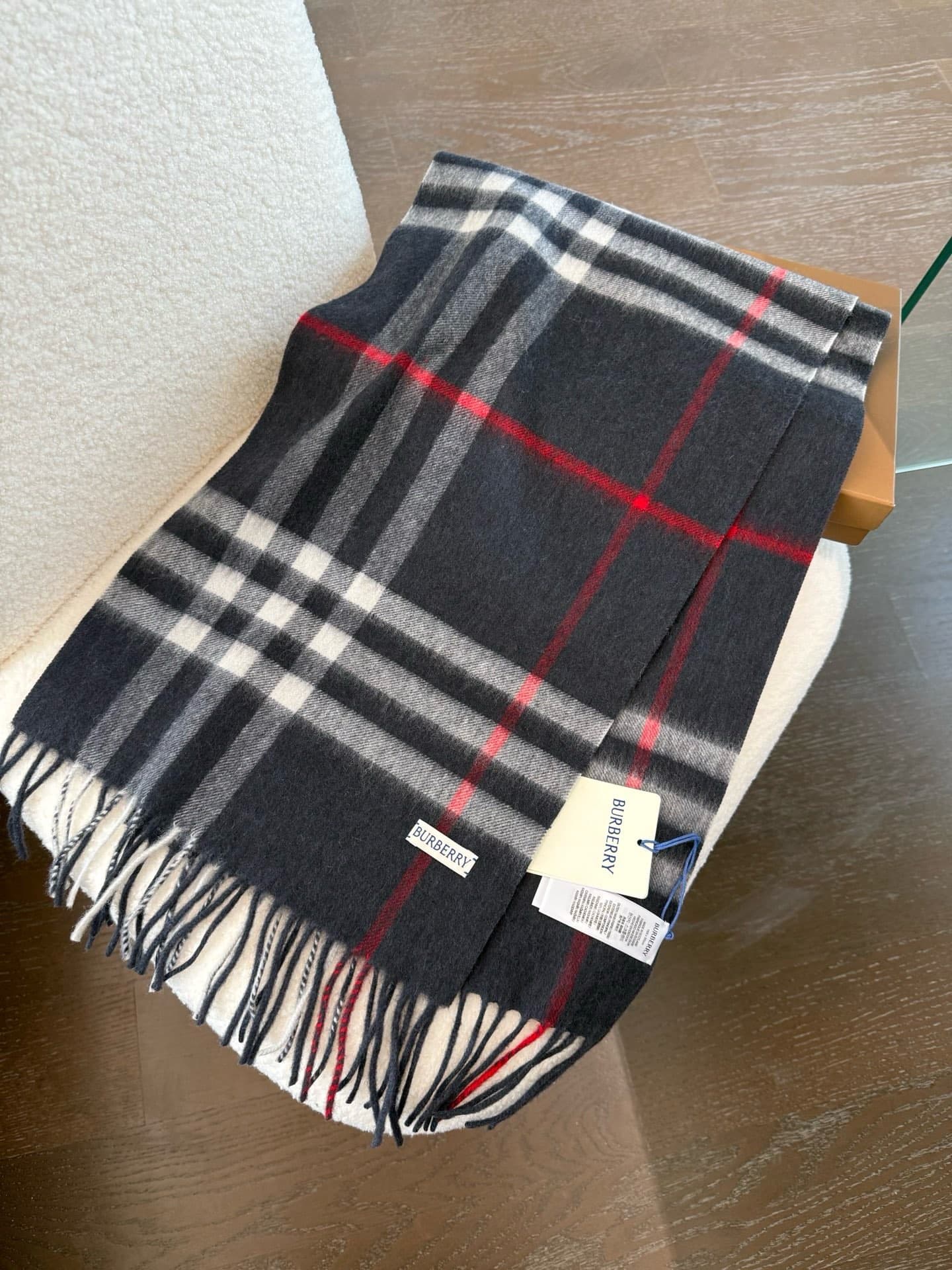 C30640 The latest version from the boutique store (with new labels and blue lines). This is a top-rated Burberry cashmere pattern scarf‼️ It’s in its best condition, and the boutique has already replaced the labels with new ones👍 It’s truly a classic amon — image 6