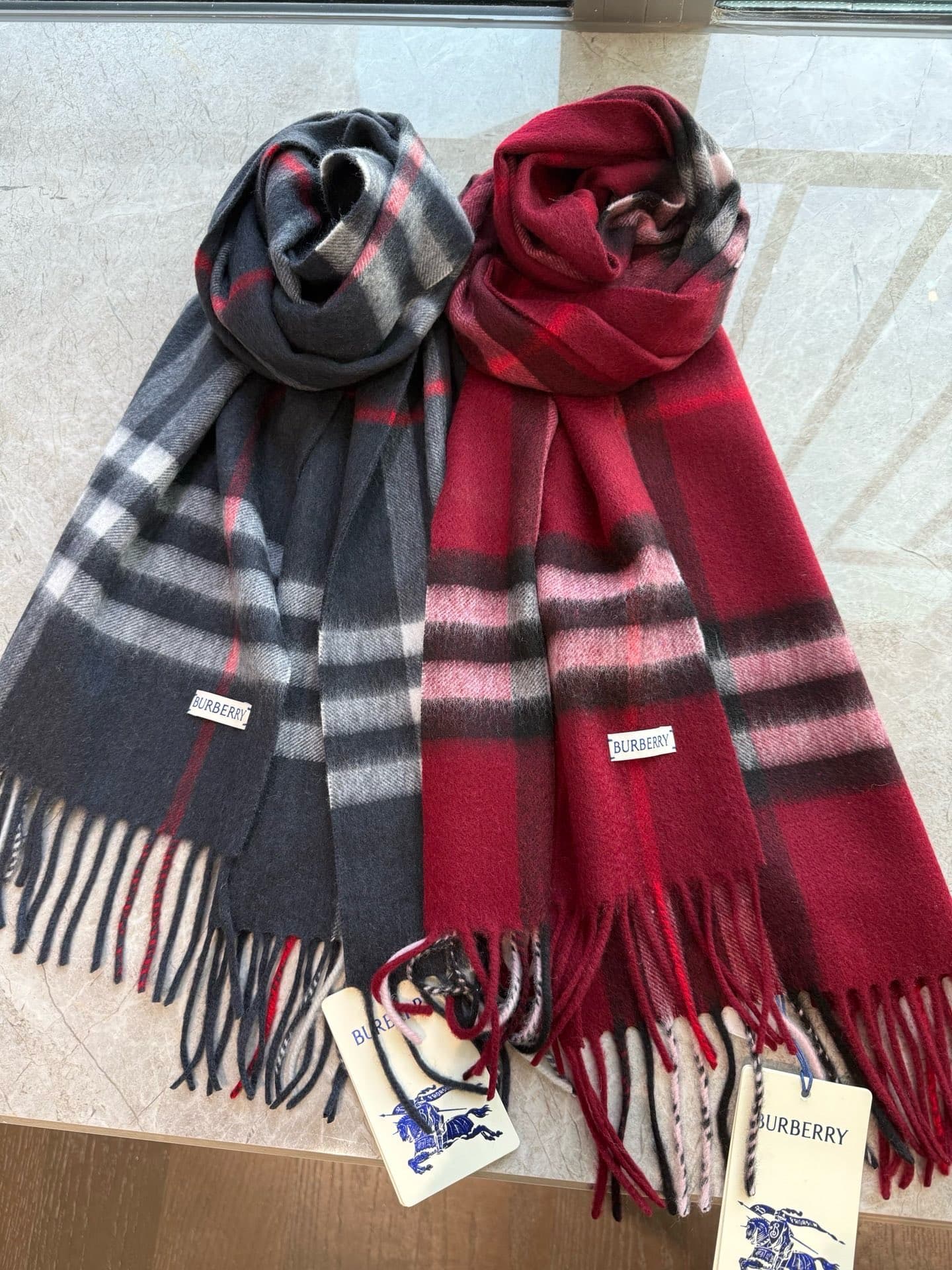 C30640 The latest version from the boutique store (with new labels and blue lines). This is a top-rated Burberry cashmere pattern scarf‼️ It’s in its best condition, and the boutique has already replaced the labels with new ones👍 It’s truly a classic amon — image 3