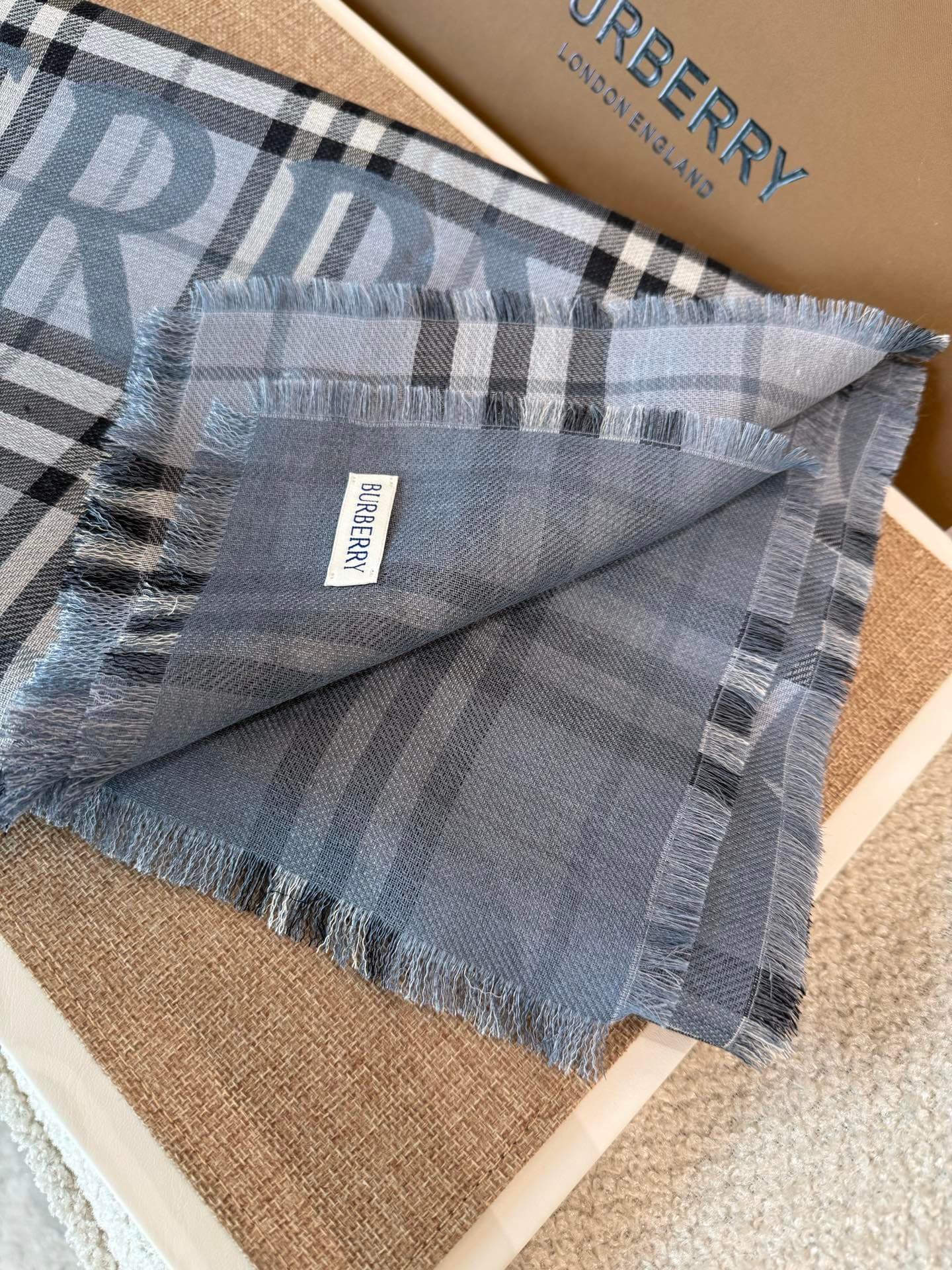 C30633 The latest version of Renmin Tong model𝐁𝐔𝐑𝐁𝐄𝐑𝐑𝐘 – a thin wool-silk scarf🧣. The classic check pattern will remain timeless❤️. It’s a Burberry classic equestrian check wool-silk blend scarf. It enhances one’s appearance greatly. The official website  — image 4