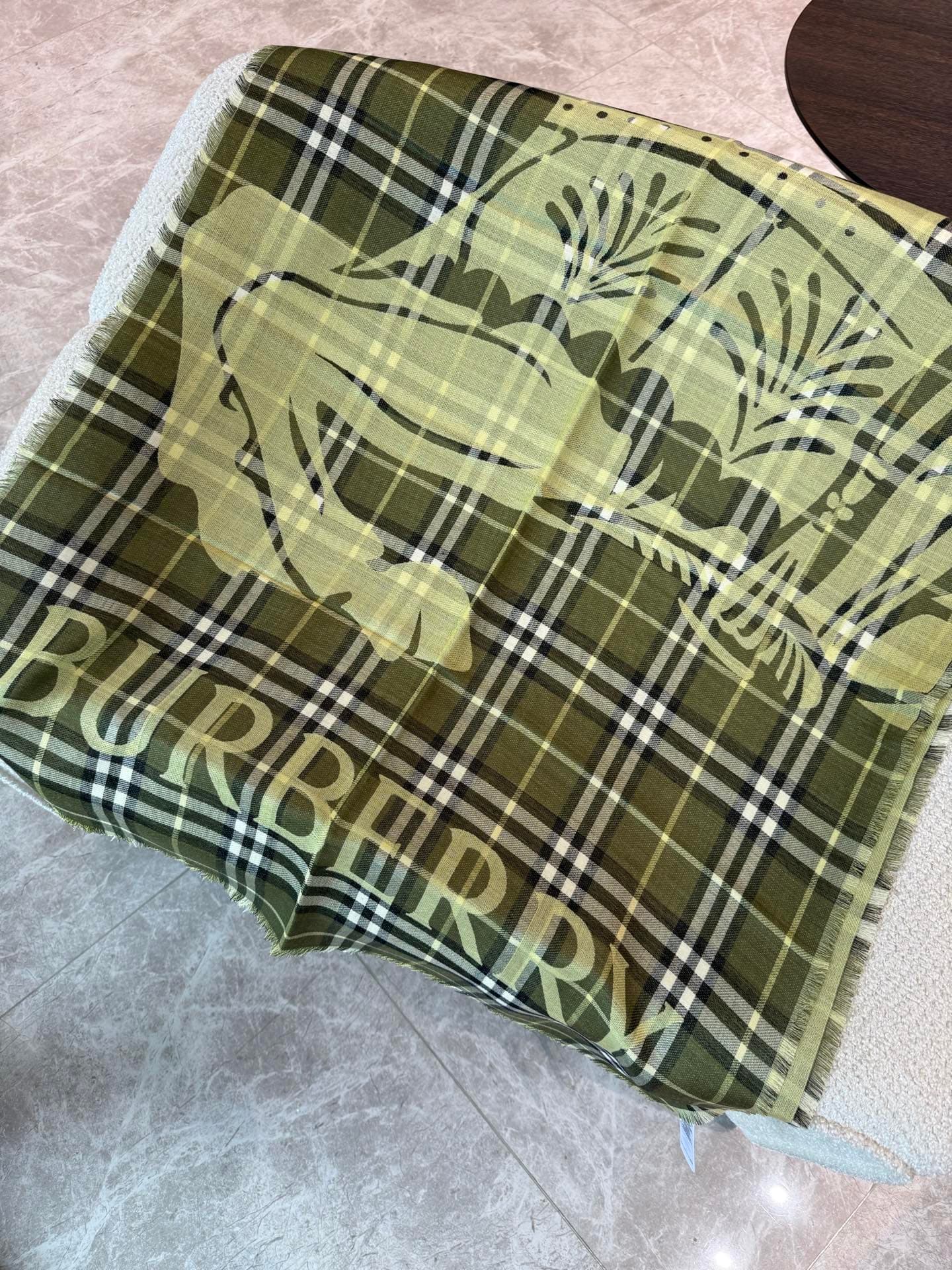 C30635 The latest version of Renmin Tong model𝐁𝐔𝐑𝐁𝐄𝐑𝐑𝐘 – a thin wool-silk scarf🧣 The classic check pattern will remain timeless❤️ This is a Burberry classic riding knight check pattern wool-silk blend scarf. It enhances one’s style when worn. The official — image 6