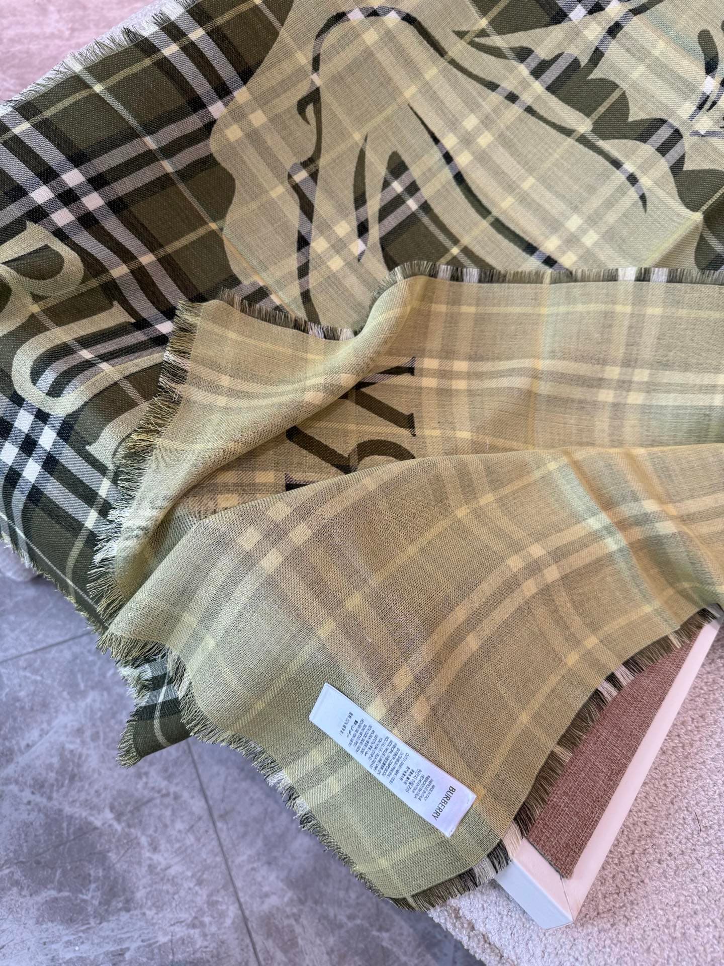 C30635 The latest version of Renmin Tong model𝐁𝐔𝐑𝐁𝐄𝐑𝐑𝐘 – a thin wool-silk scarf🧣 The classic check pattern will remain timeless❤️ This is a Burberry classic riding knight check pattern wool-silk blend scarf. It enhances one’s style when worn. The official — image 7