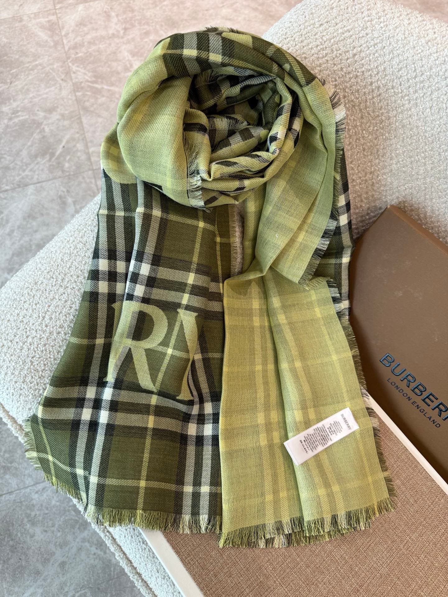 C30635 The latest version of Renmin Tong model𝐁𝐔𝐑𝐁𝐄𝐑𝐑𝐘 – a thin wool-silk scarf🧣 The classic check pattern will remain timeless❤️ This is a Burberry classic riding knight check pattern wool-silk blend scarf. It enhances one’s style when worn. The official — image 8