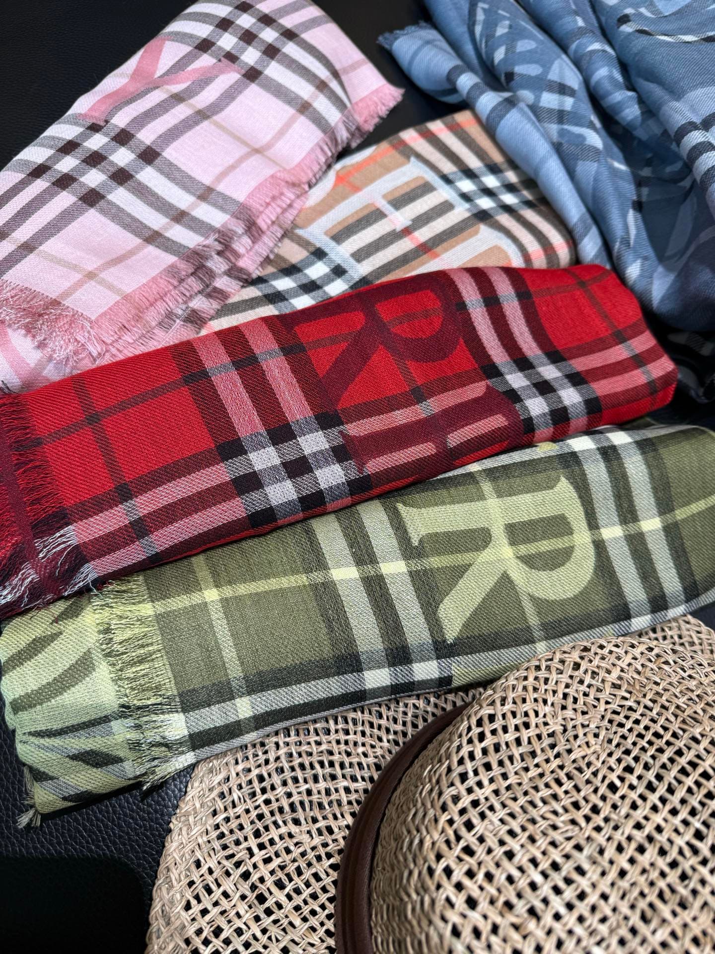 C30635 The latest version of Renmin Tong model𝐁𝐔𝐑𝐁𝐄𝐑𝐑𝐘 – a thin wool-silk scarf🧣 The classic check pattern will remain timeless❤️ This is a Burberry classic riding knight check pattern wool-silk blend scarf. It enhances one’s style when worn. The official — image 3