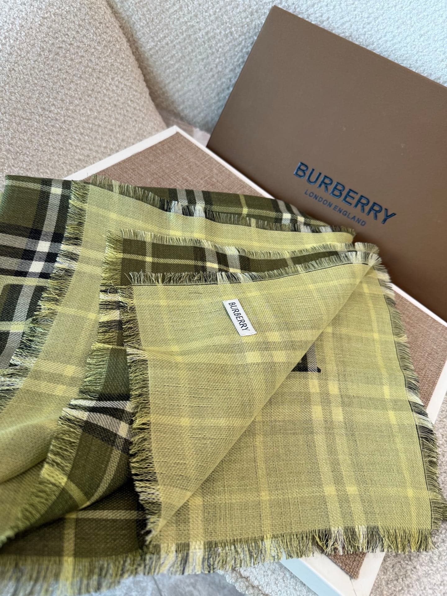 C30635 The latest version of Renmin Tong model𝐁𝐔𝐑𝐁𝐄𝐑𝐑𝐘 – a thin wool-silk scarf🧣 The classic check pattern will remain timeless❤️ This is a Burberry classic riding knight check pattern wool-silk blend scarf. It enhances one’s style when worn. The official — image 5