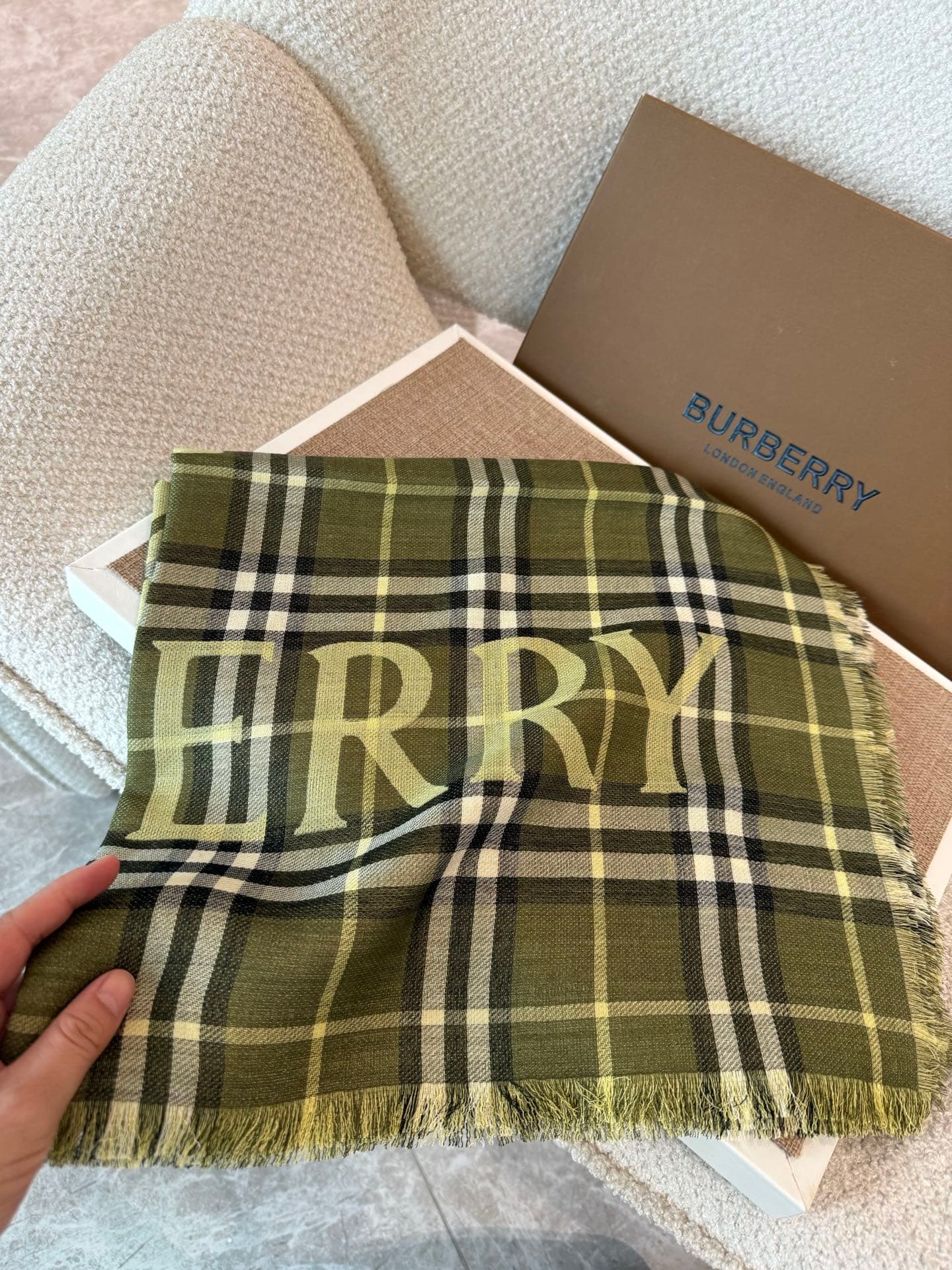 C30635 The latest version of Renmin Tong model𝐁𝐔𝐑𝐁𝐄𝐑𝐑𝐘 – a thin wool-silk scarf🧣 The classic check pattern will remain timeless❤️ This is a Burberry classic riding knight check pattern wool-silk blend scarf. It enhances one’s style when worn. The official — image 4