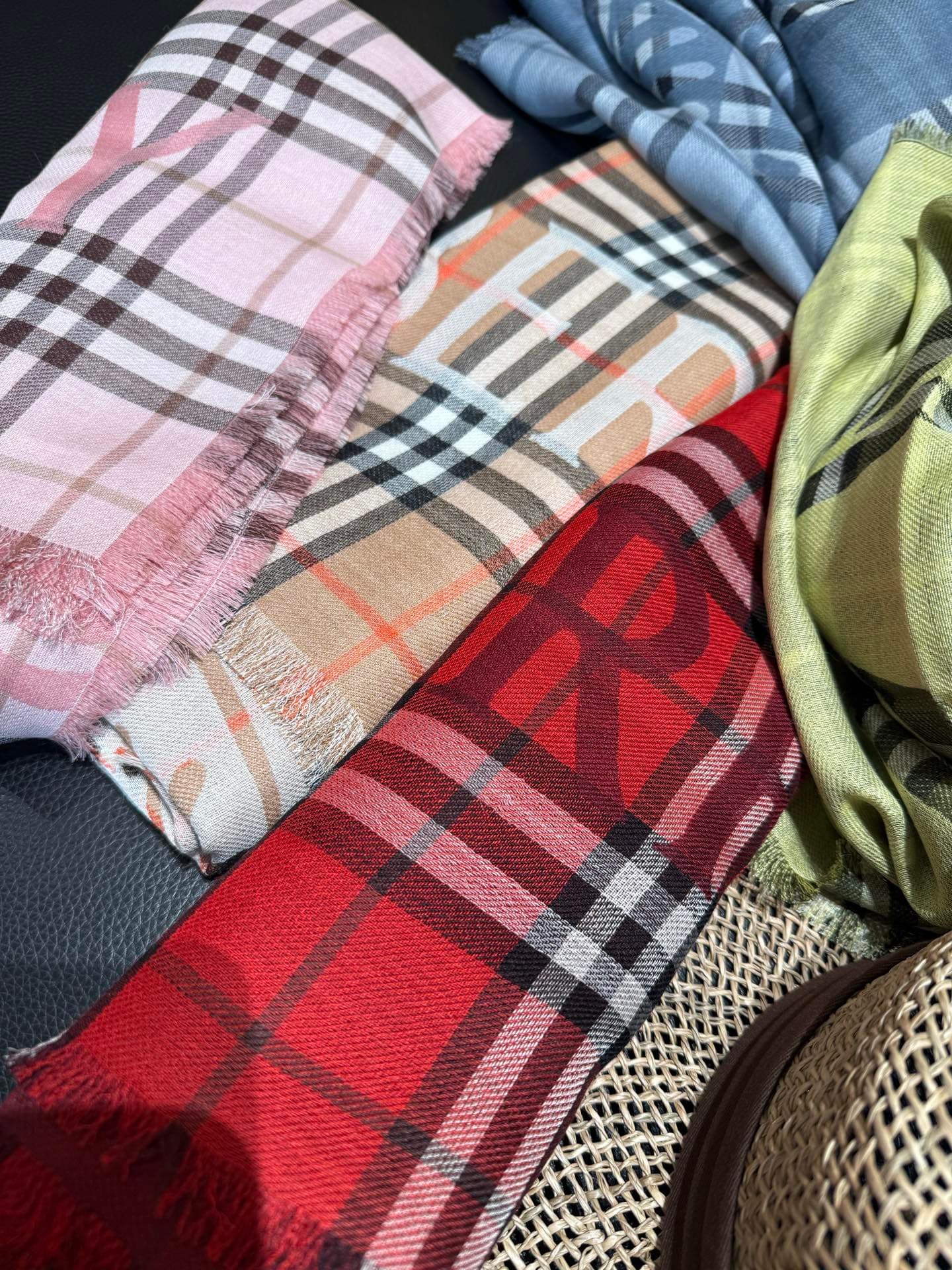 C30633 The latest version of Renmin Tong model𝐁𝐔𝐑𝐁𝐄𝐑𝐑𝐘 – a thin wool-silk scarf🧣. The classic check pattern will remain timeless❤️. It’s a Burberry classic equestrian check wool-silk blend scarf. It enhances one’s appearance greatly. The official website  — image 8