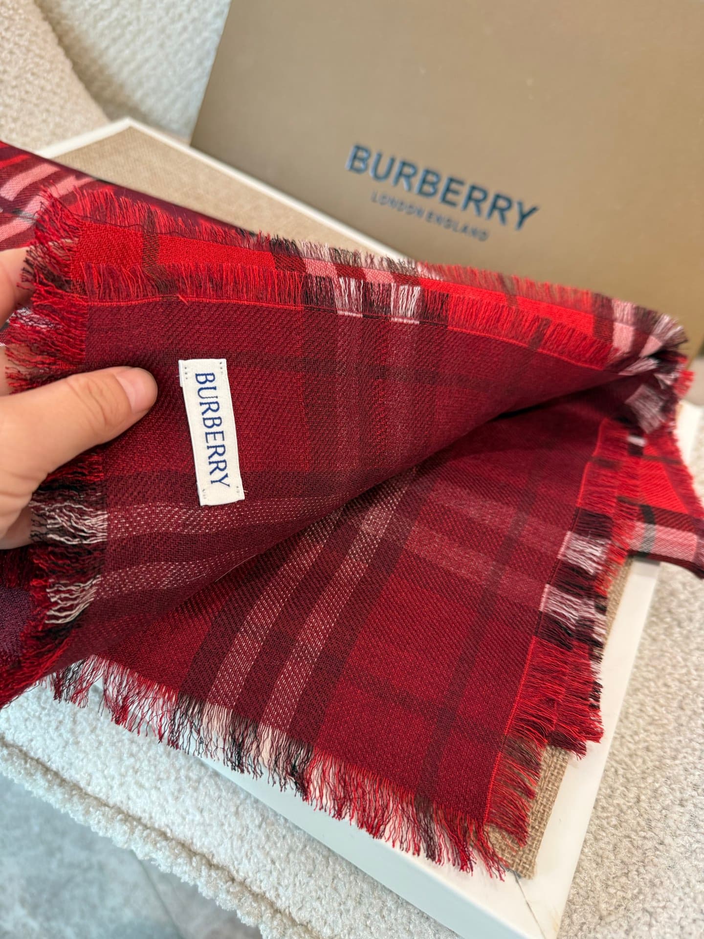 C30634 The latest model of Renmin Tong type ABDDBDKB. Thin woolen silk scarf 🧣 The classic check pattern will remain timeless ❤️ Burberry’s classic equestrian check woolen silk blend scarf – it enhances one’s appearance greatly. The official website offer — image 5