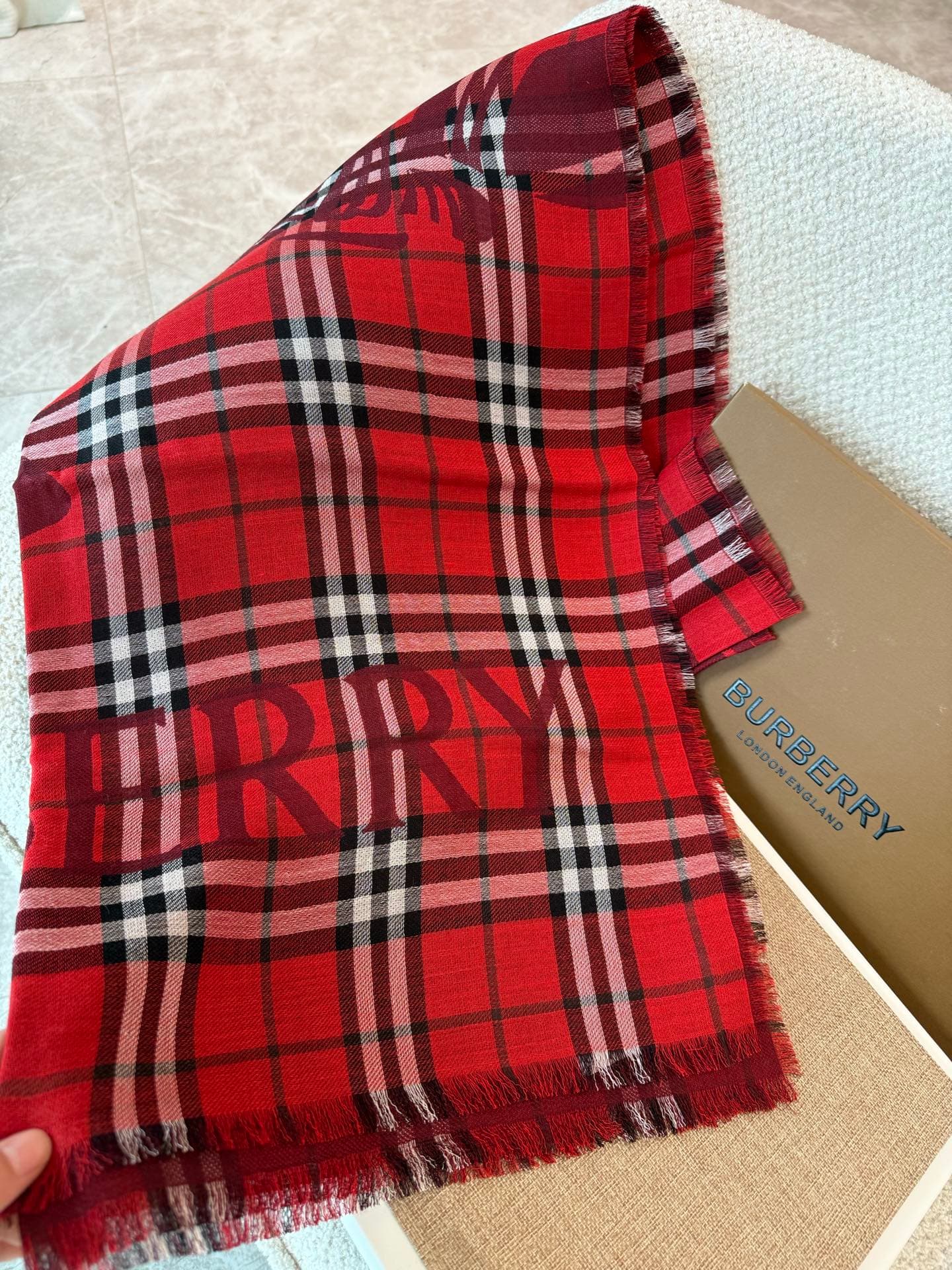C30634 The latest model of Renmin Tong type ABDDBDKB. Thin woolen silk scarf 🧣 The classic check pattern will remain timeless ❤️ Burberry’s classic equestrian check woolen silk blend scarf – it enhances one’s appearance greatly. The official website offer — image 6