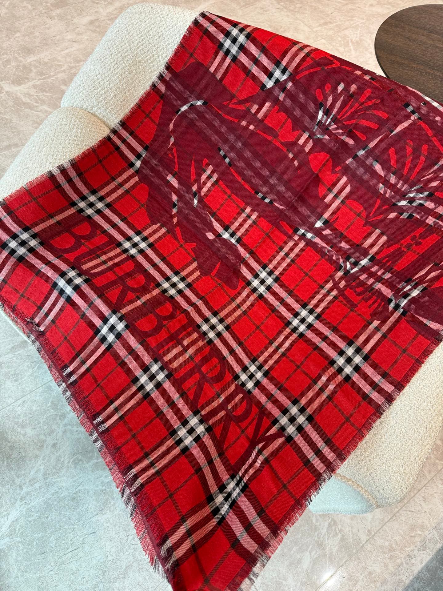 C30634 The latest model of Renmin Tong type ABDDBDKB. Thin woolen silk scarf 🧣 The classic check pattern will remain timeless ❤️ Burberry’s classic equestrian check woolen silk blend scarf – it enhances one’s appearance greatly. The official website offer — image 7