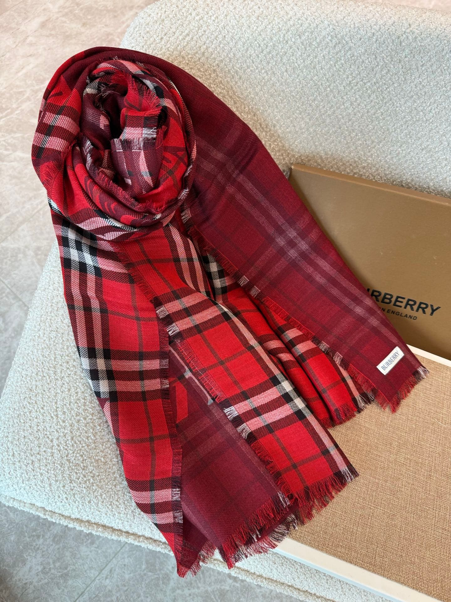 C30634 The latest model of Renmin Tong type ABDDBDKB. Thin woolen silk scarf 🧣 The classic check pattern will remain timeless ❤️ Burberry’s classic equestrian check woolen silk blend scarf – it enhances one’s appearance greatly. The official website offer — image 8