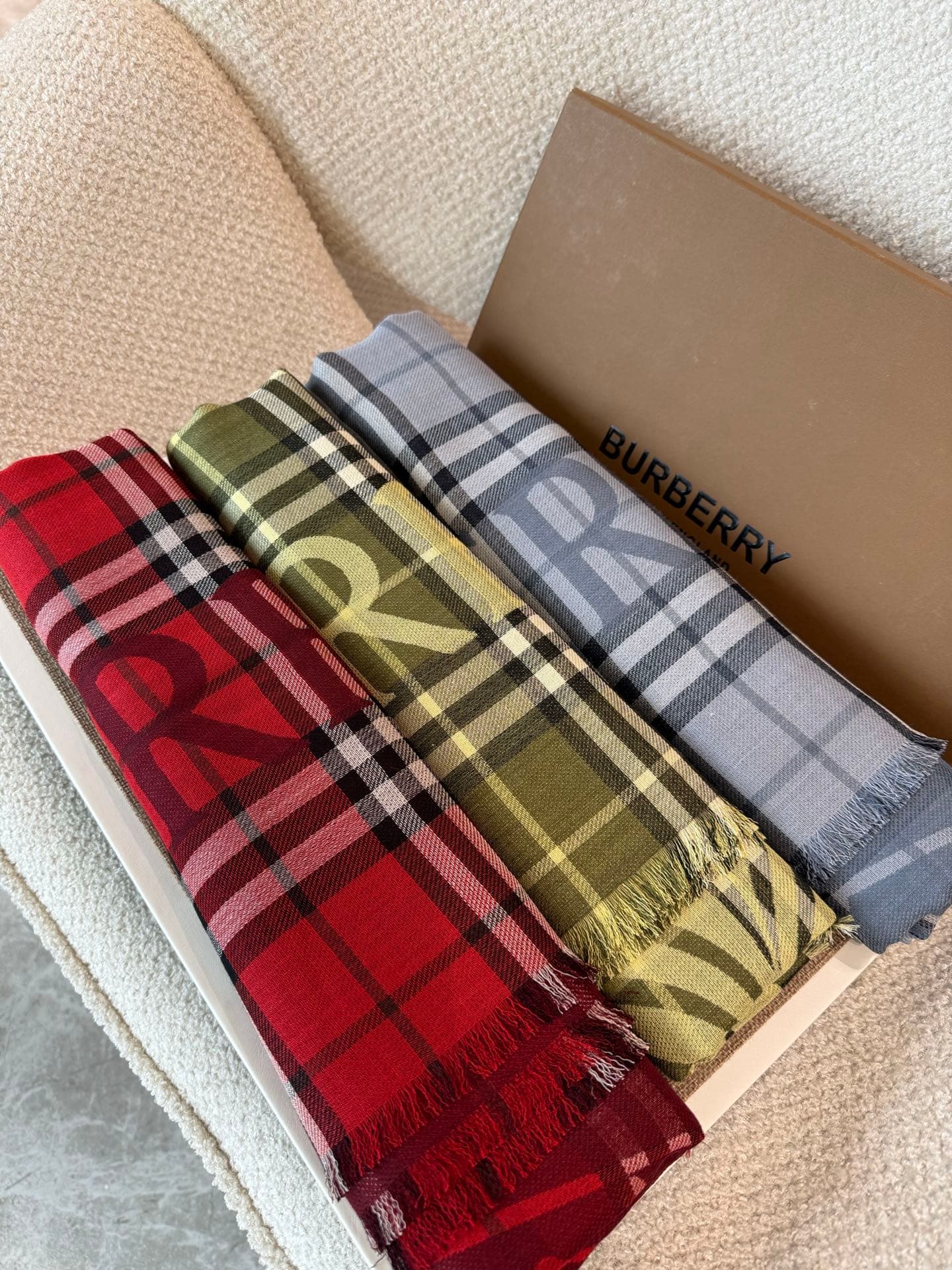 C30634 The latest model of Renmin Tong type ABDDBDKB. Thin woolen silk scarf 🧣 The classic check pattern will remain timeless ❤️ Burberry’s classic equestrian check woolen silk blend scarf – it enhances one’s appearance greatly. The official website offer — image 3