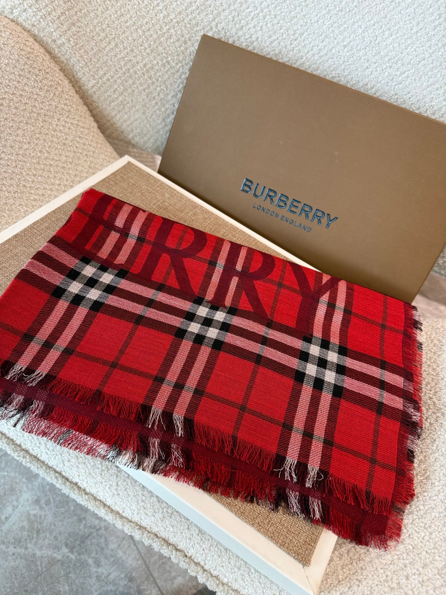 C30634 The latest model of Renmin Tong type ABDDBDKB. Thin woolen silk scarf 🧣 The classic check pattern will remain timeless ❤️ Burberry’s classic equestrian check woolen silk blend scarf – it enhances one’s appearance greatly. The official website offer — image 4