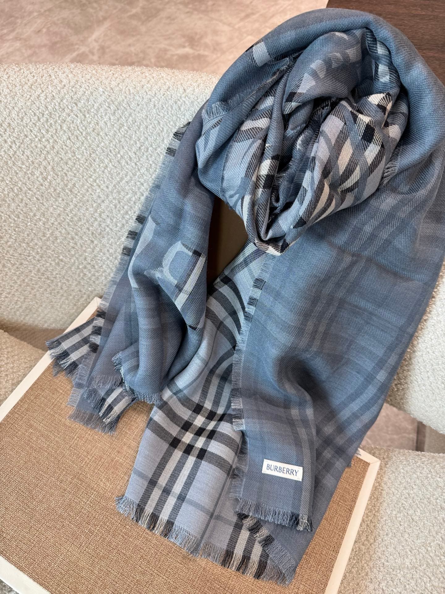 C30633 The latest version of Renmin Tong model𝐁𝐔𝐑𝐁𝐄𝐑𝐑𝐘 – a thin wool-silk scarf🧣. The classic check pattern will remain timeless❤️. It’s a Burberry classic equestrian check wool-silk blend scarf. It enhances one’s appearance greatly. The official website  — image 6