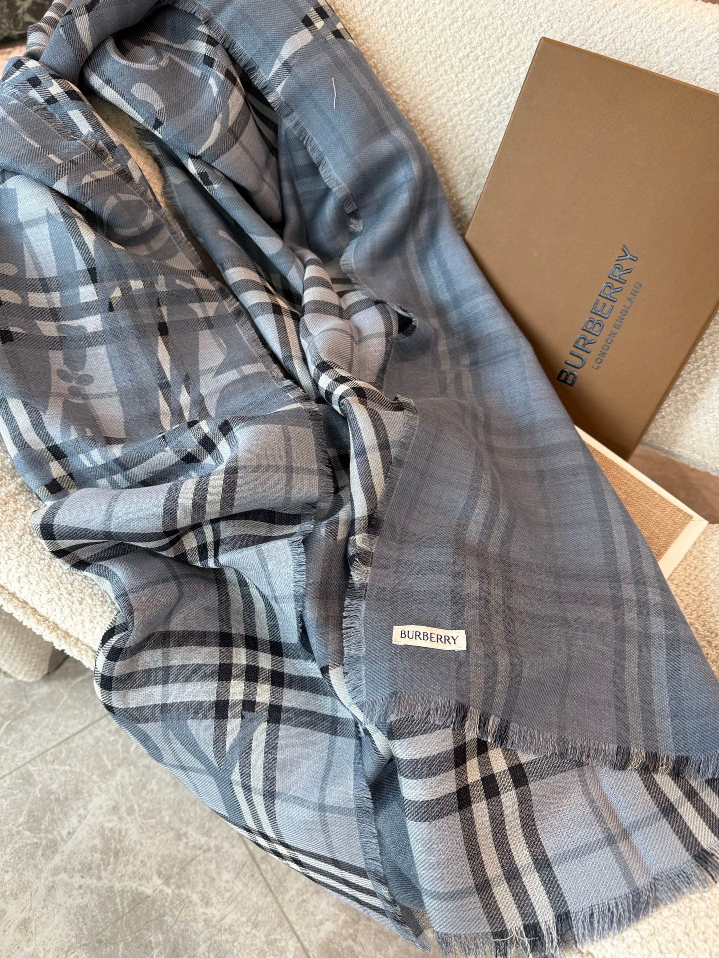 C30633 The latest version of Renmin Tong model𝐁𝐔𝐑𝐁𝐄𝐑𝐑𝐘 – a thin wool-silk scarf🧣. The classic check pattern will remain timeless❤️. It’s a Burberry classic equestrian check wool-silk blend scarf. It enhances one’s appearance greatly. The official website  — image 7