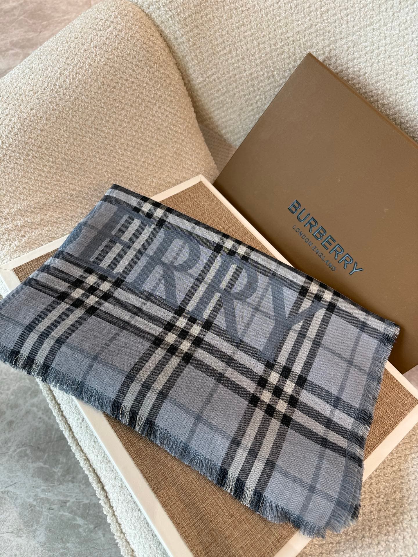 C30633 The latest version of Renmin Tong model𝐁𝐔𝐑𝐁𝐄𝐑𝐑𝐘 – a thin wool-silk scarf🧣. The classic check pattern will remain timeless❤️. It’s a Burberry classic equestrian check wool-silk blend scarf. It enhances one’s appearance greatly. The official website  — image 3