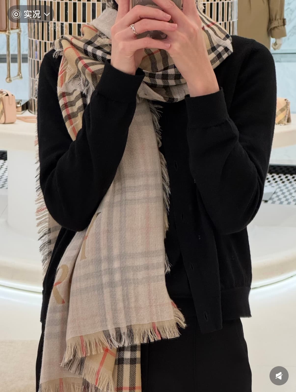 C30632 The latest version of Renmin Tong style𝐁𝐔𝐑𝐁𝐄𝐑𝐑𝐘 – a thin wool-silk scarf🧣 The classic plaid pattern will remain timeless❤️ This is a classic Burberry equestrian plaid wool-silk blend scarf. It enhances one’s appearance significantly. The official w — image 2