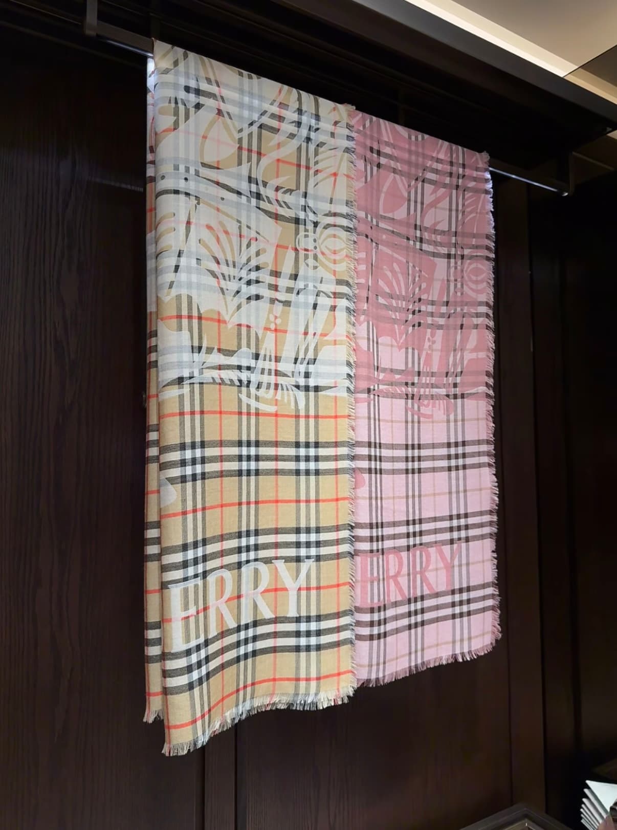 C30632 The latest version of Renmin Tong style𝐁𝐔𝐑𝐁𝐄𝐑𝐑𝐘 – a thin wool-silk scarf🧣 The classic plaid pattern will remain timeless❤️ This is a classic Burberry equestrian plaid wool-silk blend scarf. It enhances one’s appearance significantly. The official w — image 3