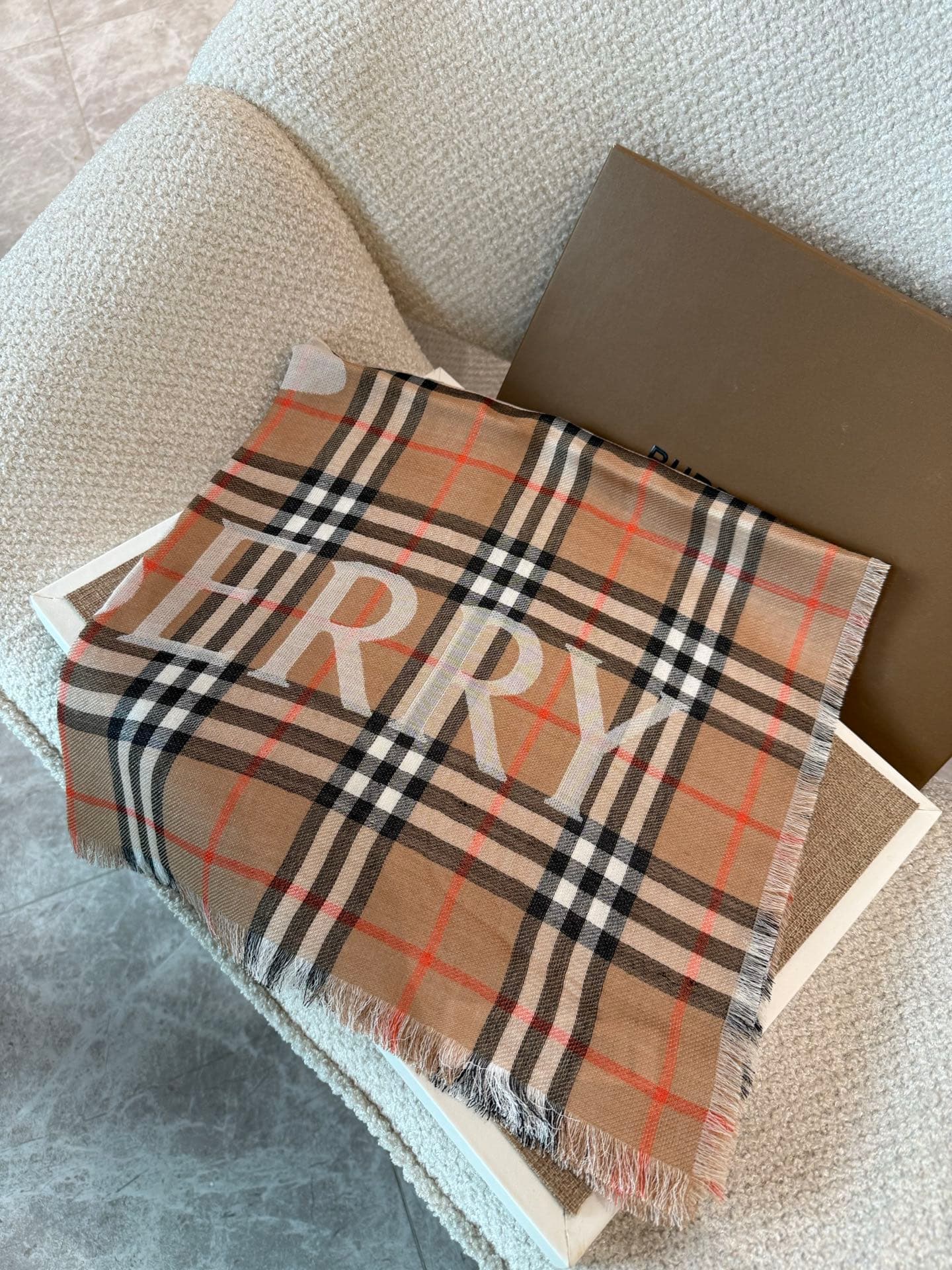 C30632 The latest version of Renmin Tong style𝐁𝐔𝐑𝐁𝐄𝐑𝐑𝐘 – a thin wool-silk scarf🧣 The classic plaid pattern will remain timeless❤️ This is a classic Burberry equestrian plaid wool-silk blend scarf. It enhances one’s appearance significantly. The official w — image 5
