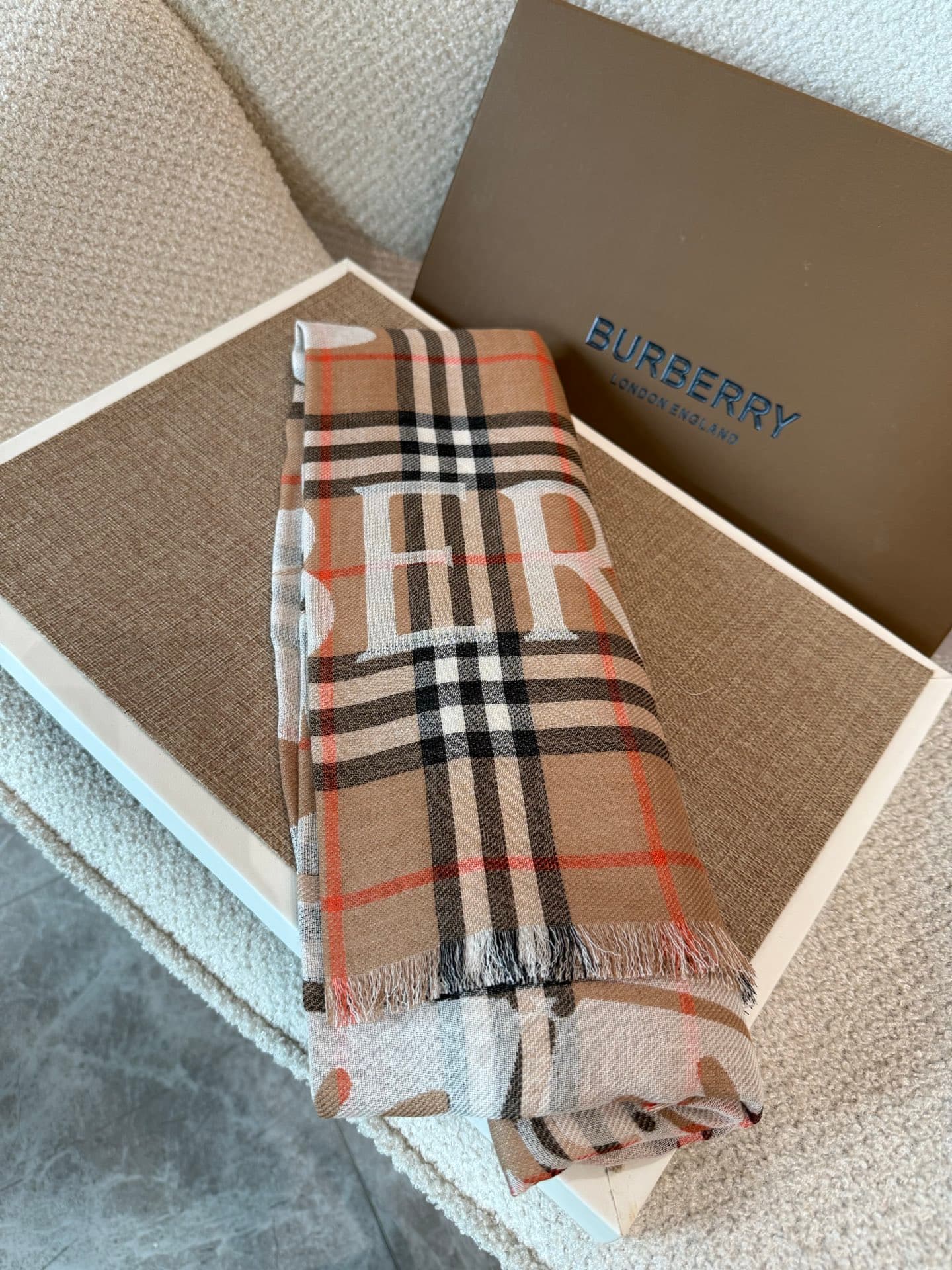 C30632 The latest version of Renmin Tong style𝐁𝐔𝐑𝐁𝐄𝐑𝐑𝐘 – a thin wool-silk scarf🧣 The classic plaid pattern will remain timeless❤️ This is a classic Burberry equestrian plaid wool-silk blend scarf. It enhances one’s appearance significantly. The official w — image 4
