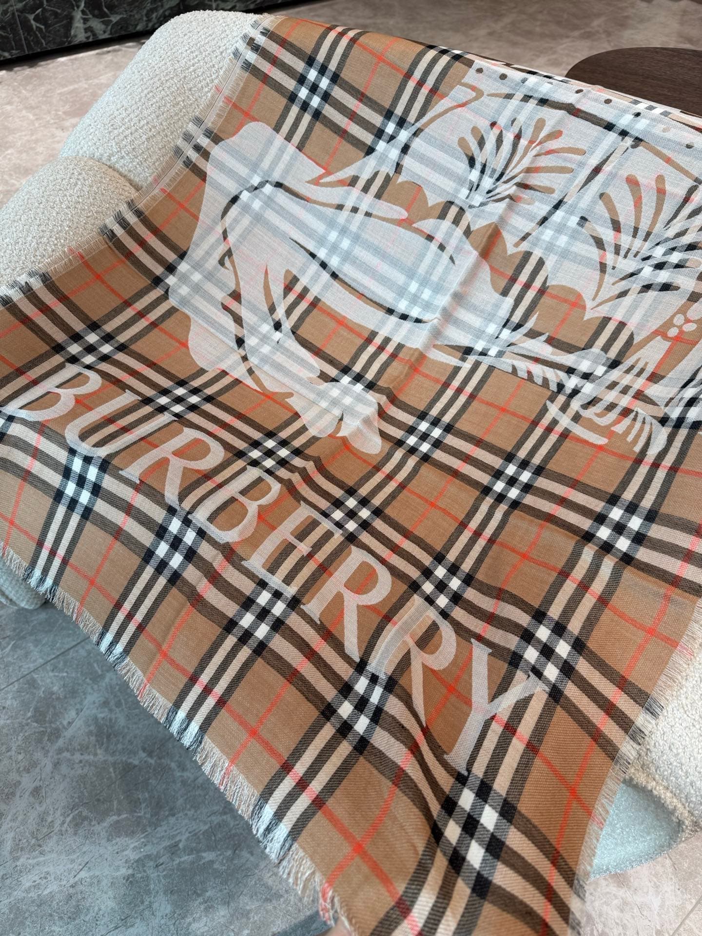 C30632 The latest version of Renmin Tong style𝐁𝐔𝐑𝐁𝐄𝐑𝐑𝐘 – a thin wool-silk scarf🧣 The classic plaid pattern will remain timeless❤️ This is a classic Burberry equestrian plaid wool-silk blend scarf. It enhances one’s appearance significantly. The official w — image 8