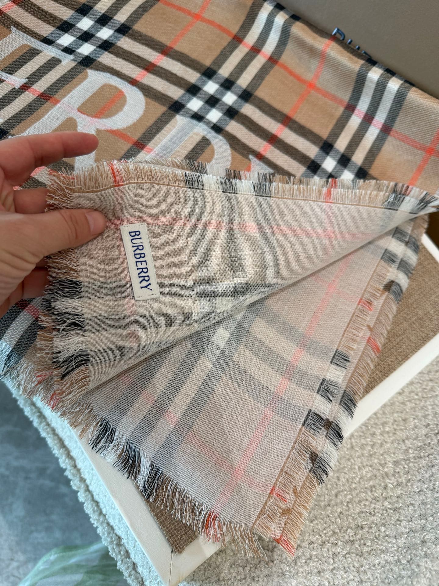 C30632 The latest version of Renmin Tong style𝐁𝐔𝐑𝐁𝐄𝐑𝐑𝐘 – a thin wool-silk scarf🧣 The classic plaid pattern will remain timeless❤️ This is a classic Burberry equestrian plaid wool-silk blend scarf. It enhances one’s appearance significantly. The official w — image 6