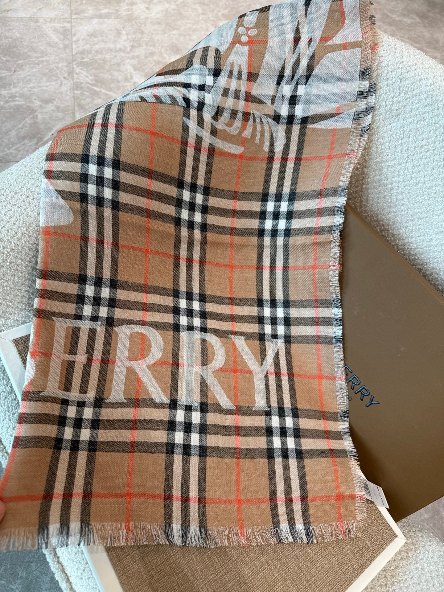 C30632 The latest version of Renmin Tong style𝐁𝐔𝐑𝐁𝐄𝐑𝐑𝐘 – a thin wool-silk scarf🧣 The classic plaid pattern will remain timeless❤️ This is a classic Burberry equestrian plaid wool-silk blend scarf. It enhances one’s appearance significantly. The official w — image 7