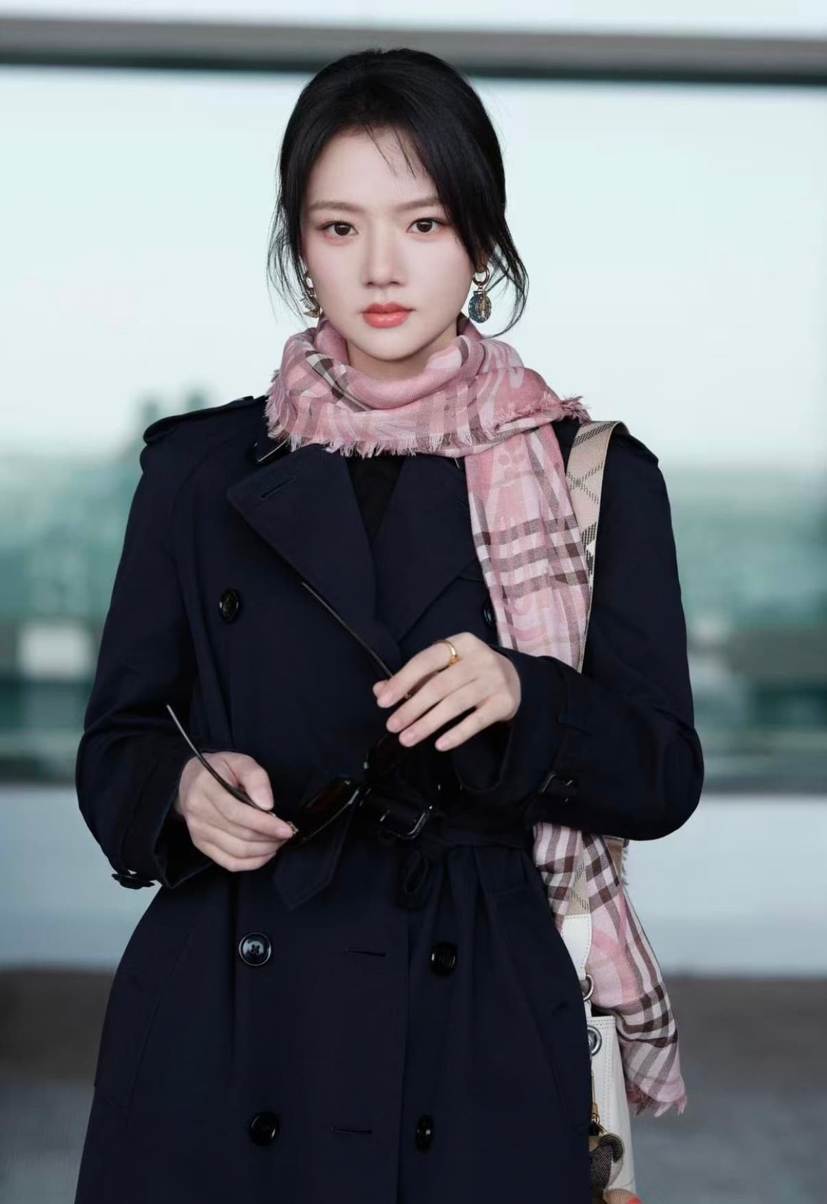 C30631 The latest version of Renmin Tong model: a thin woolen silk scarf 🧣 The classic check pattern will remain timeless ❤️ Burberry’s classic equestrian check woolen silk blend scarf enhances one’s style. The official website offers the product at a cer — image 2