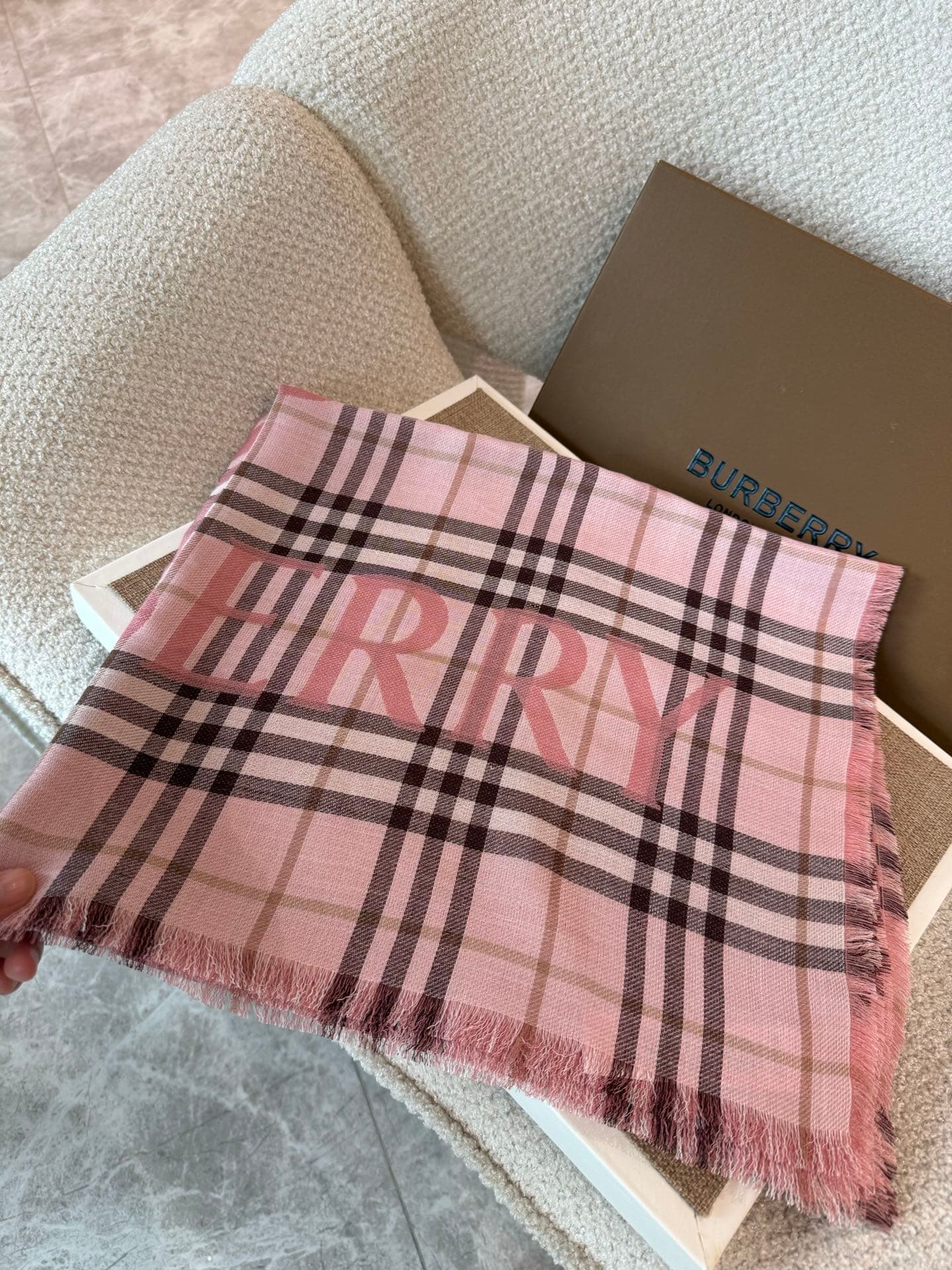 C30631 The latest version of Renmin Tong model: a thin woolen silk scarf 🧣 The classic check pattern will remain timeless ❤️ Burberry’s classic equestrian check woolen silk blend scarf enhances one’s style. The official website offers the product at a cer — image 6