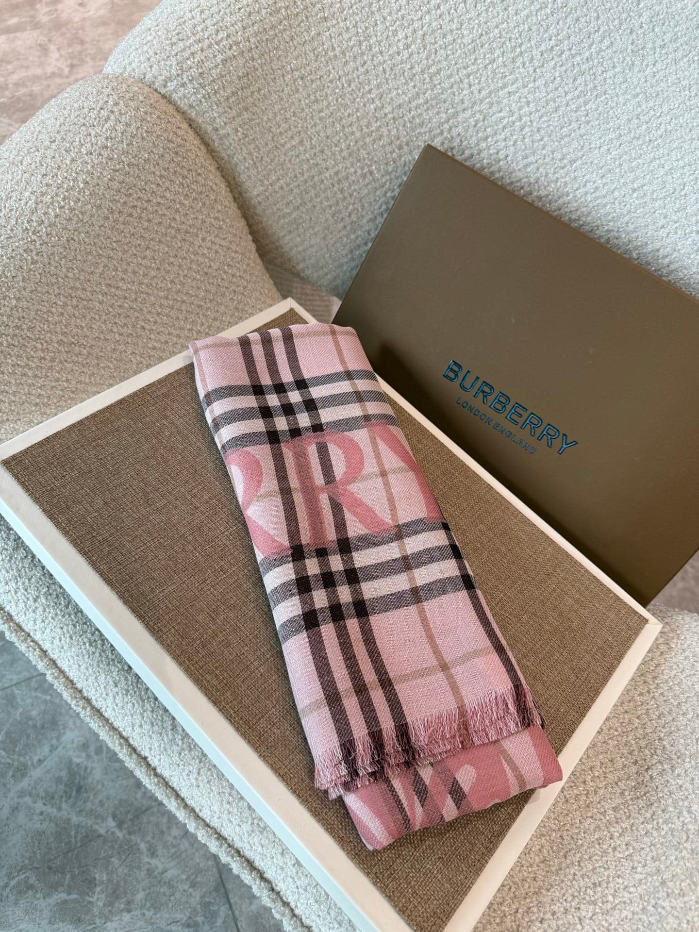 C30631 The latest version of Renmin Tong model: a thin woolen silk scarf 🧣 The classic check pattern will remain timeless ❤️ Burberry’s classic equestrian check woolen silk blend scarf enhances one’s style. The official website offers the product at a cer — image 5