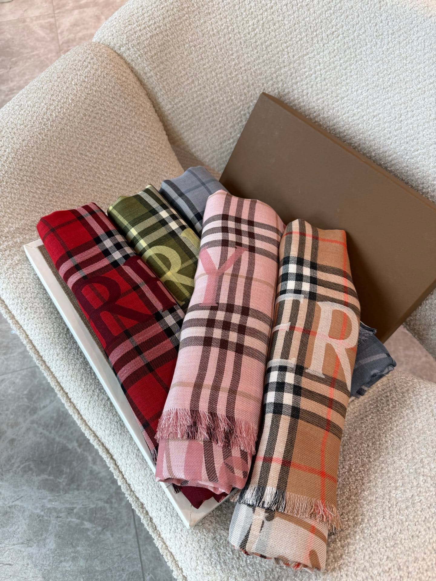C30631 The latest version of Renmin Tong model: a thin woolen silk scarf 🧣 The classic check pattern will remain timeless ❤️ Burberry’s classic equestrian check woolen silk blend scarf enhances one’s style. The official website offers the product at a cer — image 4
