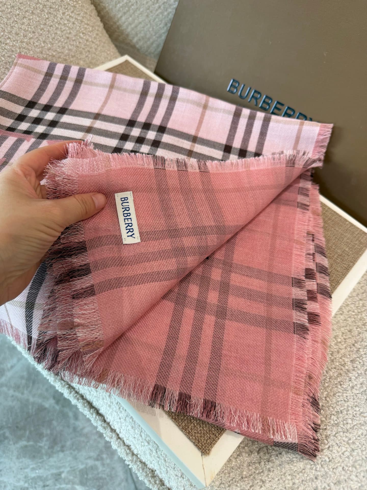 C30631 The latest version of Renmin Tong model: a thin woolen silk scarf 🧣 The classic check pattern will remain timeless ❤️ Burberry’s classic equestrian check woolen silk blend scarf enhances one’s style. The official website offers the product at a cer — image 7