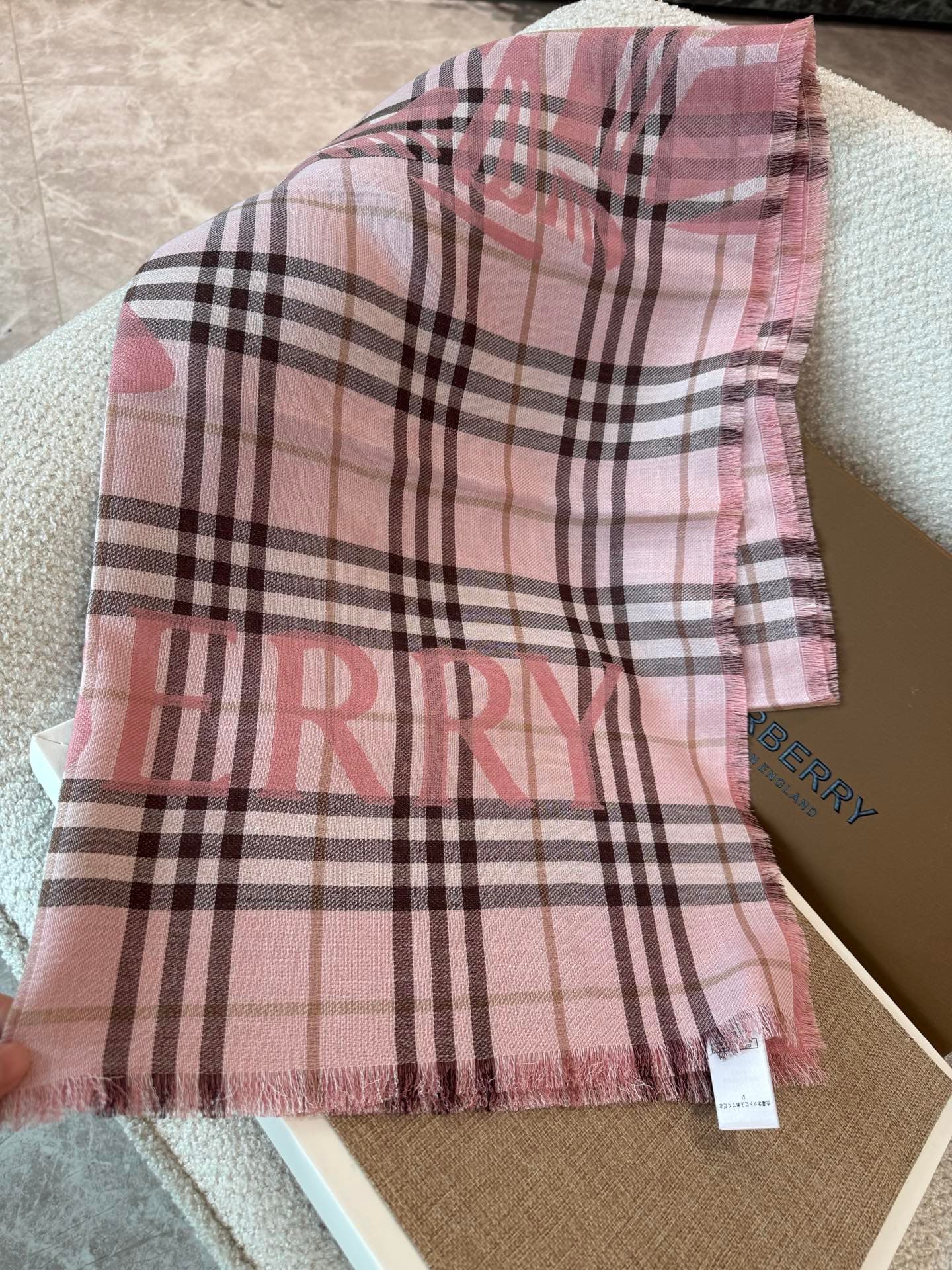 C30631 The latest version of Renmin Tong model: a thin woolen silk scarf 🧣 The classic check pattern will remain timeless ❤️ Burberry’s classic equestrian check woolen silk blend scarf enhances one’s style. The official website offers the product at a cer — image 8