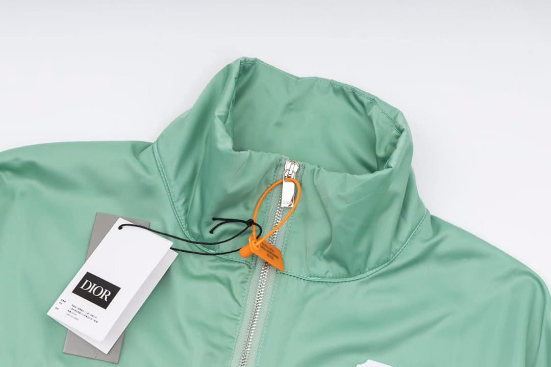 C10338 Dio CD Dijia 23 Spring/Summer new-style hoodie jacket 🔥 This jacket is made from waterproof blue satin fabric, paired with contrasting mesh fabric and zipper pockets. There are embroidered squares on the chest, along with thin gauze strips from Chr — image 4