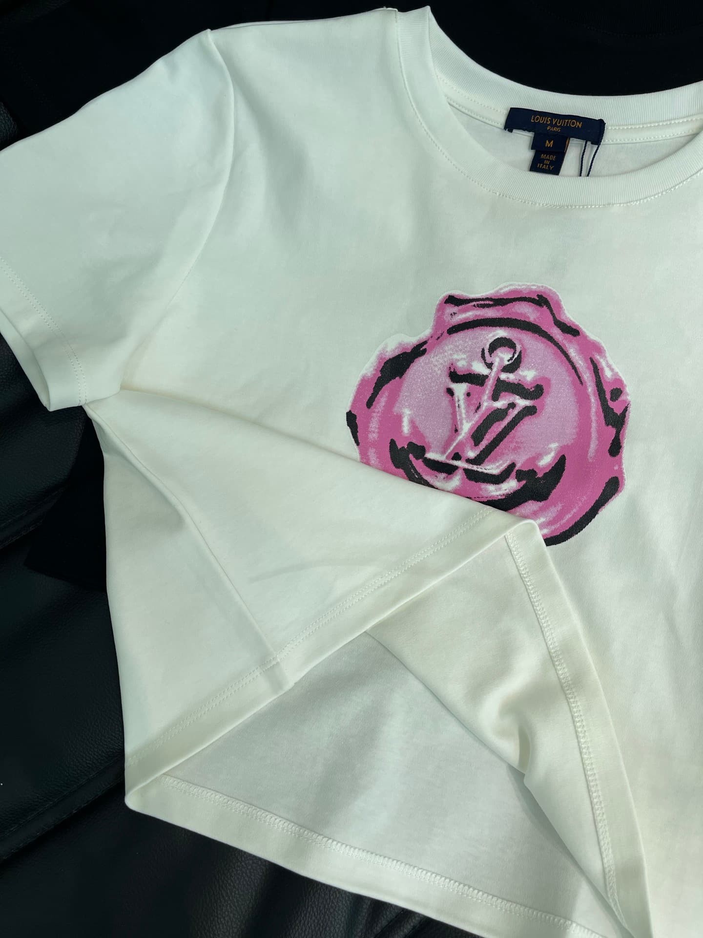 C18450 Louis Vuitto*26 Spring/Summer new model 💕 Pink stamp short-sleeve T-shirt! Custom-made, 100% cotton material – breathable and comfortable with a premium feel. Pink stamp + anchor pattern – fun and unique. Perfect for everyday wear or street-style o — image 7