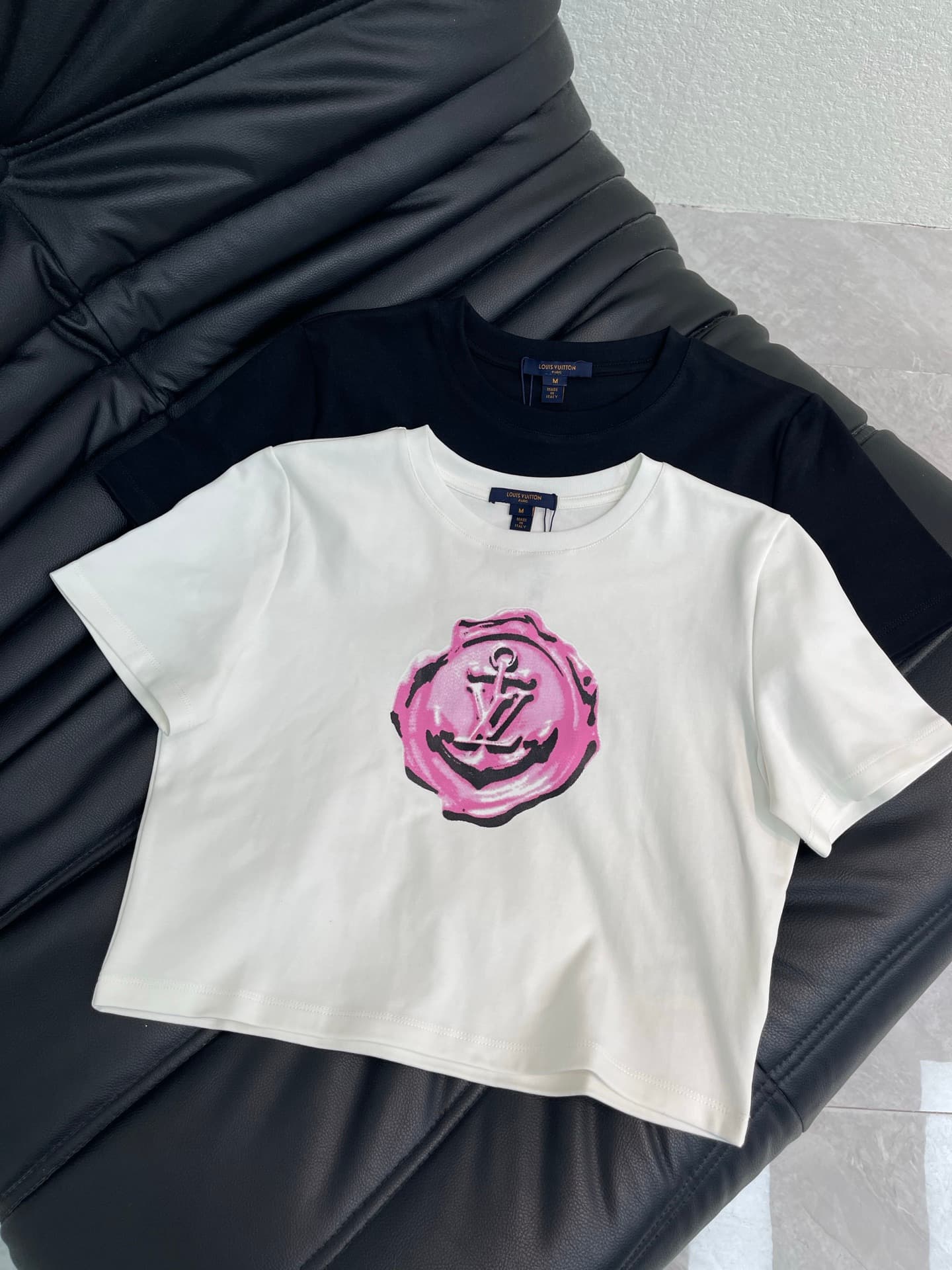 C18450 Louis Vuitto*26 Spring/Summer new model 💕 Pink stamp short-sleeve T-shirt! Custom-made, 100% cotton material – breathable and comfortable with a premium feel. Pink stamp + anchor pattern – fun and unique. Perfect for everyday wear or street-style o — image 6