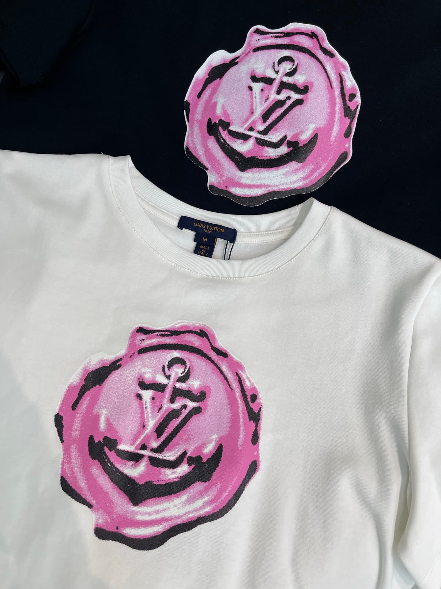 C18450 Louis Vuitto*26 Spring/Summer new model 💕 Pink stamp short-sleeve T-shirt! Custom-made, 100% cotton material – breathable and comfortable with a premium feel. Pink stamp + anchor pattern – fun and unique. Perfect for everyday wear or street-style o — image 5