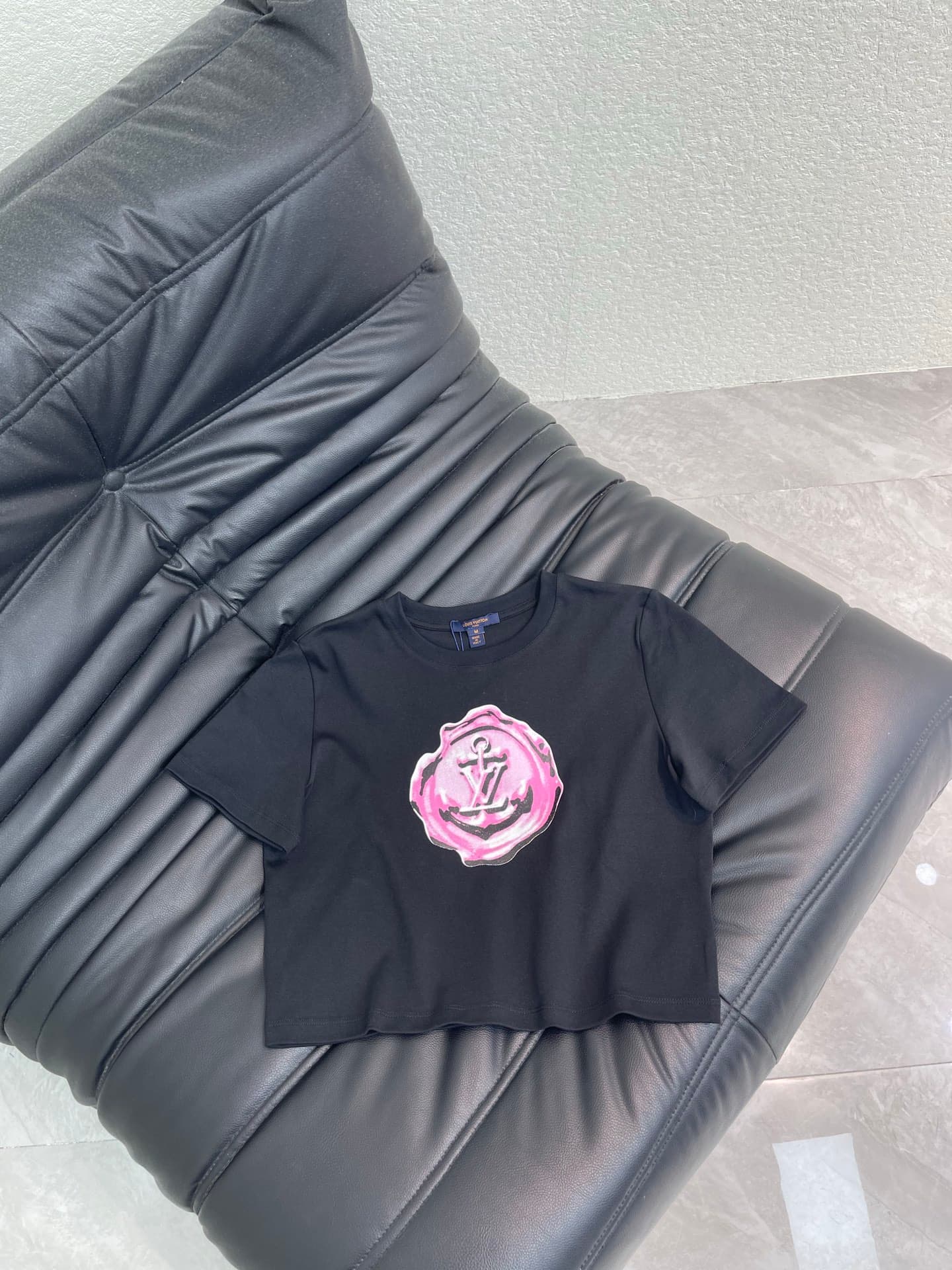 C18450 Louis Vuitto*26 Spring/Summer new model 💕 Pink stamp short-sleeve T-shirt! Custom-made, 100% cotton material – breathable and comfortable with a premium feel. Pink stamp + anchor pattern – fun and unique. Perfect for everyday wear or street-style o — image 3