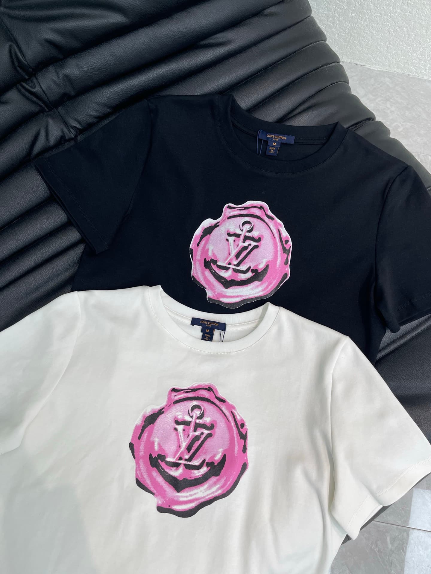 C18450 Louis Vuitto*26 Spring/Summer new model 💕 Pink stamp short-sleeve T-shirt! Custom-made, 100% cotton material – breathable and comfortable with a premium feel. Pink stamp + anchor pattern – fun and unique. Perfect for everyday wear or street-style o — image 4