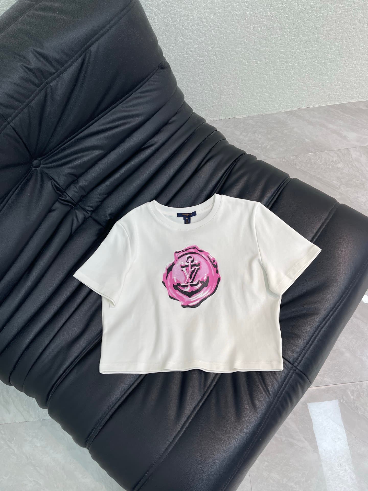 C18450 Louis Vuitto*26 Spring/Summer new model 💕 Pink stamp short-sleeve T-shirt! Custom-made, 100% cotton material – breathable and comfortable with a premium feel. Pink stamp + anchor pattern – fun and unique. Perfect for everyday wear or street-style o — image 2