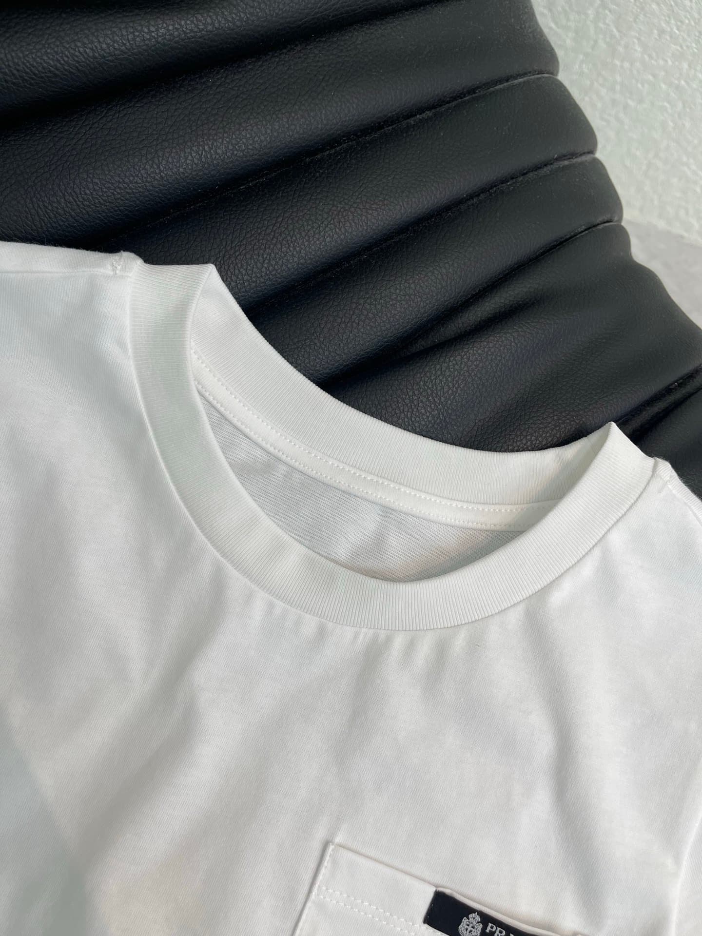 C18433 PRAD*26 Spring/Summer new white pocket short-sleeve T-shirt. Made of pure cotton, it’s soft and comfortable to the skin, with excellent breathability – perfect for wearing in summer! Small pocket on the chest and brand logo on the fabric – every de — image 3