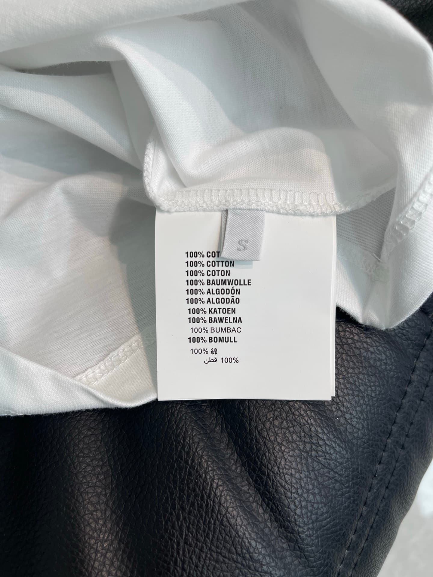 C18433 PRAD*26 Spring/Summer new white pocket short-sleeve T-shirt. Made of pure cotton, it’s soft and comfortable to the skin, with excellent breathability – perfect for wearing in summer! Small pocket on the chest and brand logo on the fabric – every de — image 6
