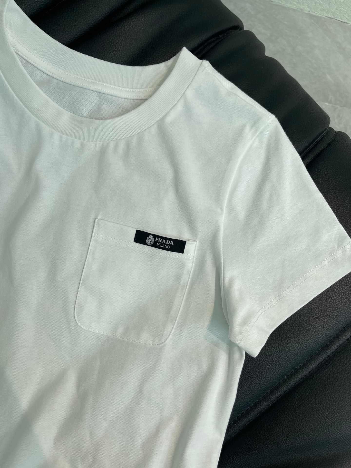 C18433 PRAD*26 Spring/Summer new white pocket short-sleeve T-shirt. Made of pure cotton, it’s soft and comfortable to the skin, with excellent breathability – perfect for wearing in summer! Small pocket on the chest and brand logo on the fabric – every de — image 4