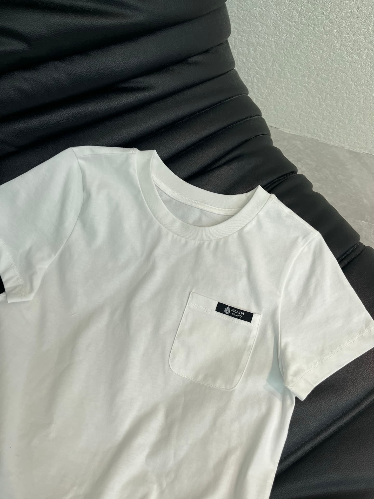 C18433 PRAD*26 Spring/Summer new white pocket short-sleeve T-shirt. Made of pure cotton, it’s soft and comfortable to the skin, with excellent breathability – perfect for wearing in summer! Small pocket on the chest and brand logo on the fabric – every de — image 2