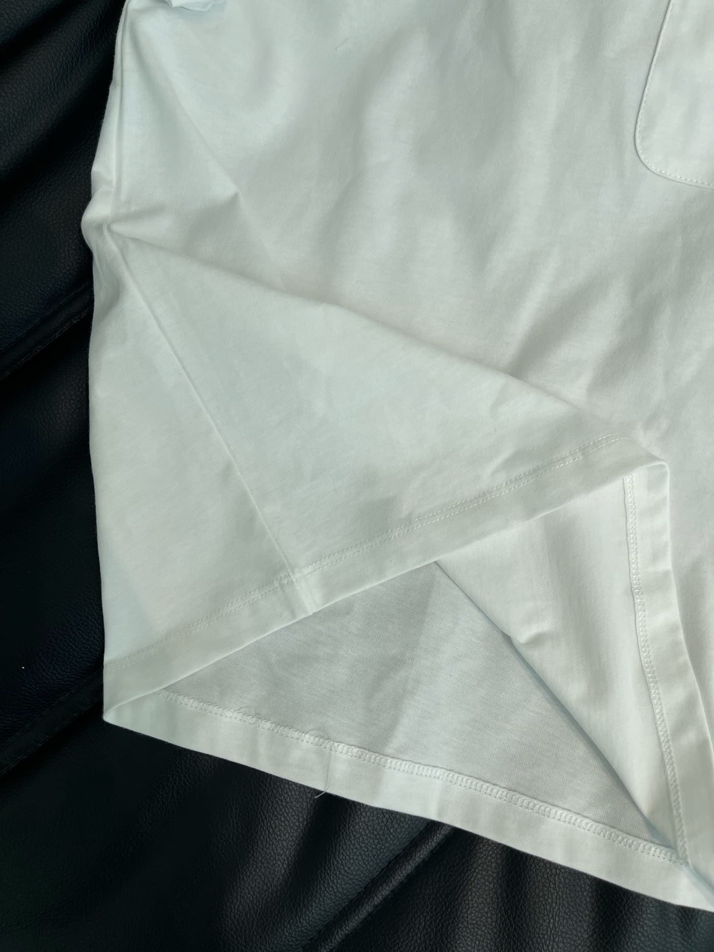 C18433 PRAD*26 Spring/Summer new white pocket short-sleeve T-shirt. Made of pure cotton, it’s soft and comfortable to the skin, with excellent breathability – perfect for wearing in summer! Small pocket on the chest and brand logo on the fabric – every de — image 5