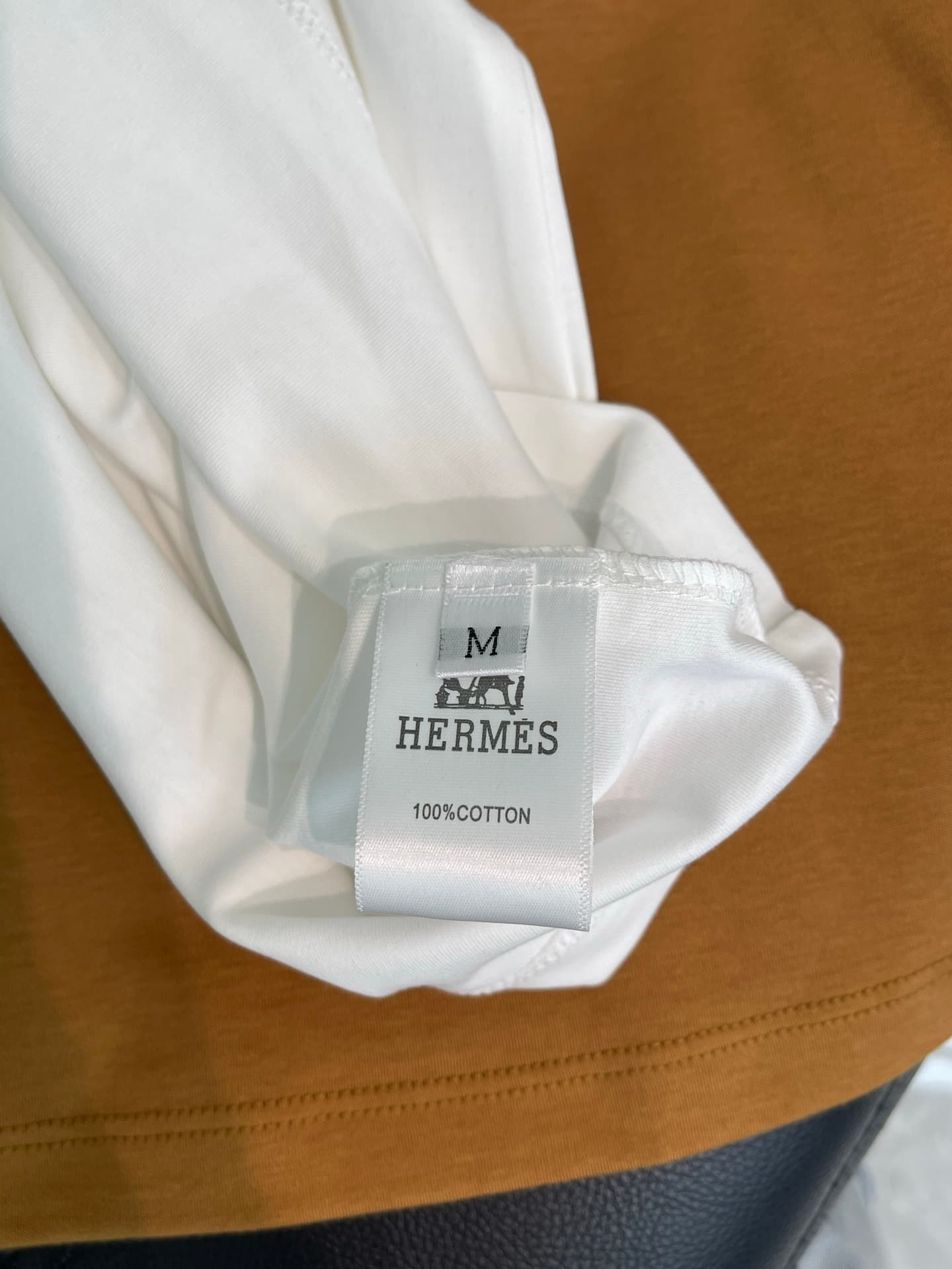 C18597 Herme*26 Spring/Summer new model💕 Geometric pattern printed short-sleeve T-shirt! Custom-made with pure cotton material – delicate texture, comfortable and breathable. Abstract lines on the chest + metallic button patterns reflect the brand’s style — image 8