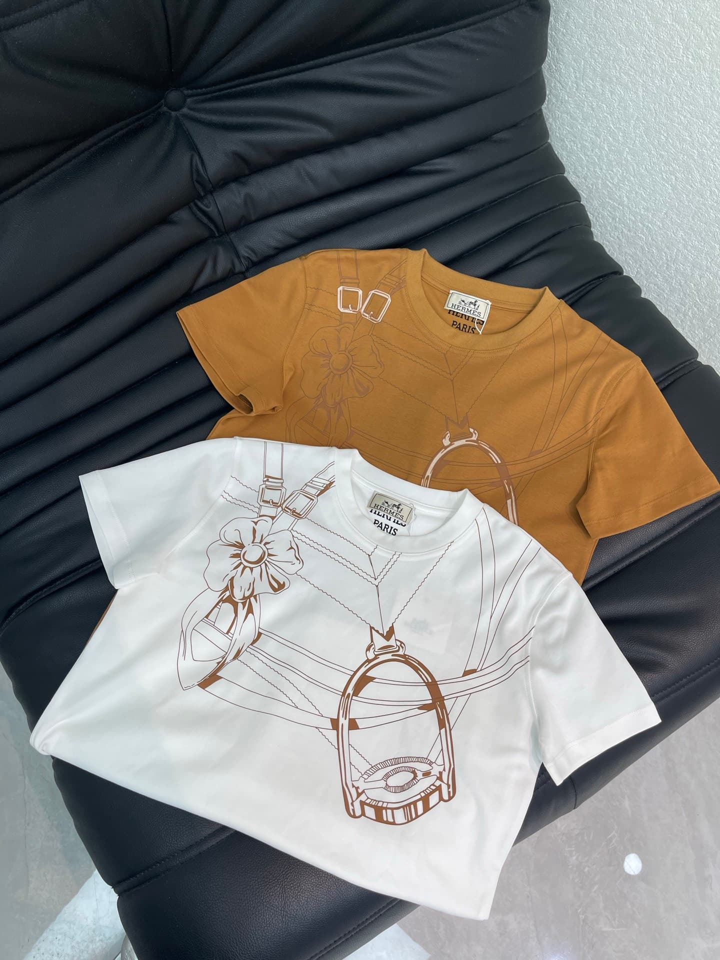 C18597 Herme*26 Spring/Summer new model💕 Geometric pattern printed short-sleeve T-shirt! Custom-made with pure cotton material – delicate texture, comfortable and breathable. Abstract lines on the chest + metallic button patterns reflect the brand’s style — image 4